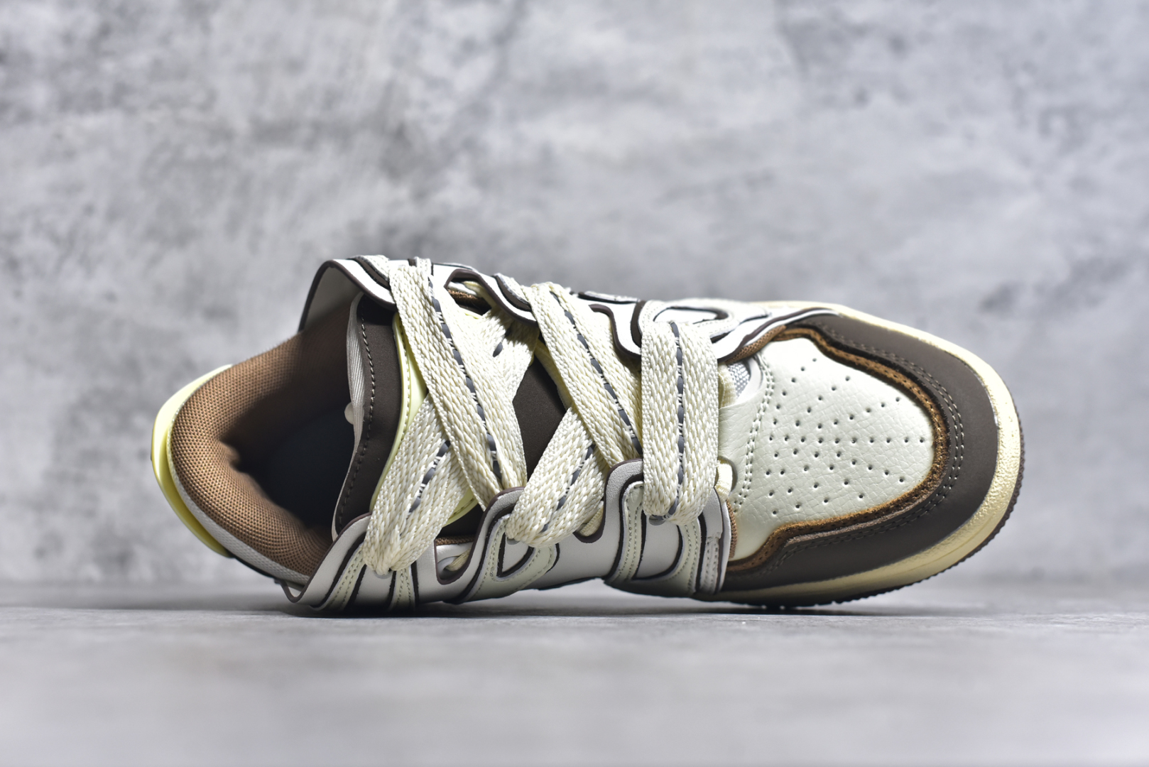 图片[4]-#OLD ORDER Skater 001 联名复古时尚滑板鞋面包鞋 复古滑板鞋 风格回潮 OLD ORDER 品牌推出了原创鞋款SKATER-001 一双兼具了运动与潮流复古属性的高品质球鞋 产品设计开发历时8个月 鞋底模具经历3次调整 鞋面打样经历5次调整 只为把高品质的产品状态带给各位 SKATER-001设计风格以上世纪80-90年代经典滑板鞋为灵感 将原汁原味的复古风格赋予全新的工艺质感 明亮活泼的设计风格 融入My Melody伙伴们的元素 多种面料和颜色的选择 赋予生生不息的潮流活力 独特附赠可拆卸卡通形象3D鞋面装饰 不止点缀 还有玩乐 以复古玩具为灵感打造的收藏鞋盒 与孩童时期的自己产生共鸣 创造难忘的开箱体验 尺码 36 37 38 39 40 41 42 43 44 45-选品中心