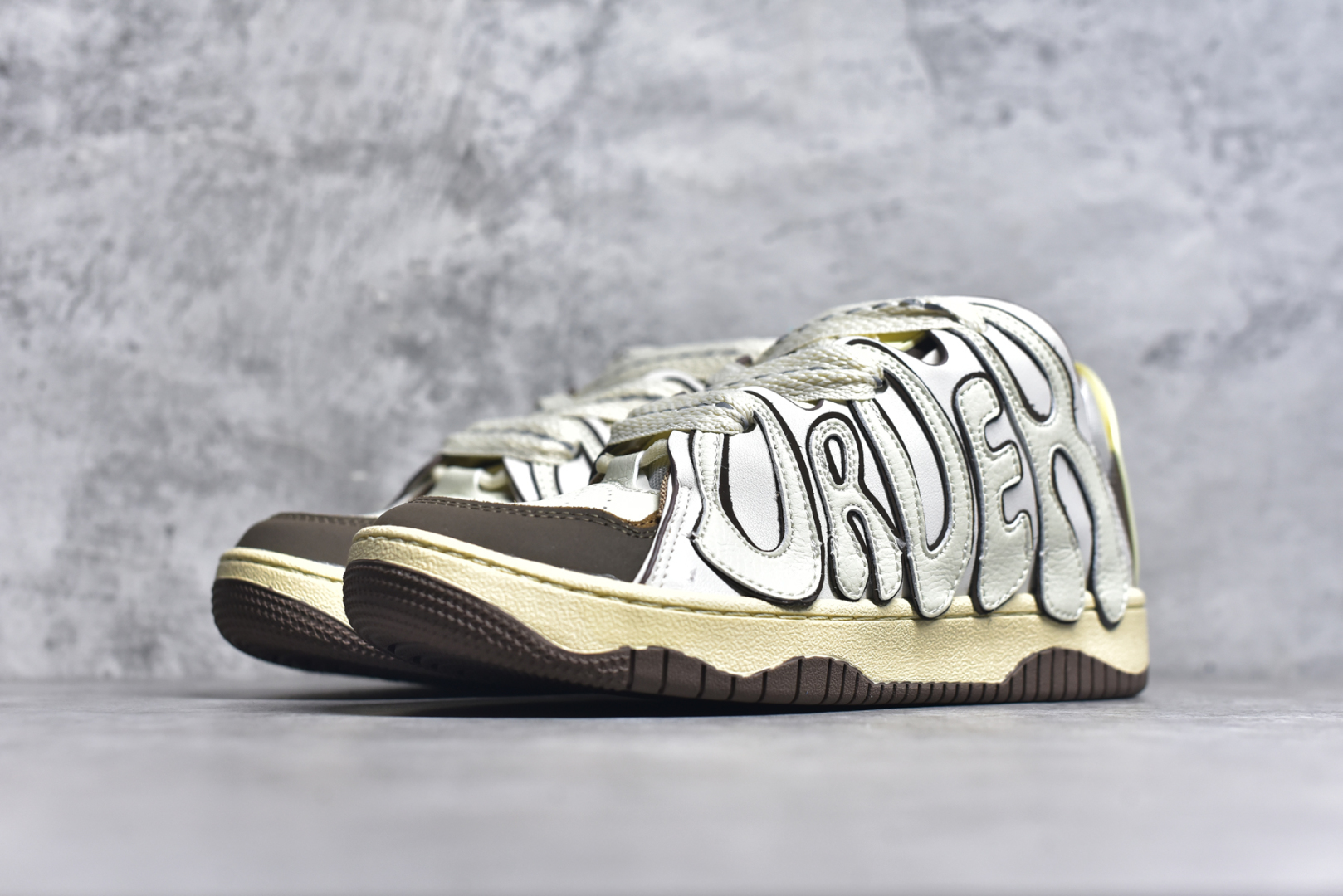 图片[2]-#OLD ORDER Skater 001 联名复古时尚滑板鞋面包鞋 复古滑板鞋 风格回潮 OLD ORDER 品牌推出了原创鞋款SKATER-001 一双兼具了运动与潮流复古属性的高品质球鞋 产品设计开发历时8个月 鞋底模具经历3次调整 鞋面打样经历5次调整 只为把高品质的产品状态带给各位 SKATER-001设计风格以上世纪80-90年代经典滑板鞋为灵感 将原汁原味的复古风格赋予全新的工艺质感 明亮活泼的设计风格 融入My Melody伙伴们的元素 多种面料和颜色的选择 赋予生生不息的潮流活力 独特附赠可拆卸卡通形象3D鞋面装饰 不止点缀 还有玩乐 以复古玩具为灵感打造的收藏鞋盒 与孩童时期的自己产生共鸣 创造难忘的开箱体验 尺码 36 37 38 39 40 41 42 43 44 45-选品中心