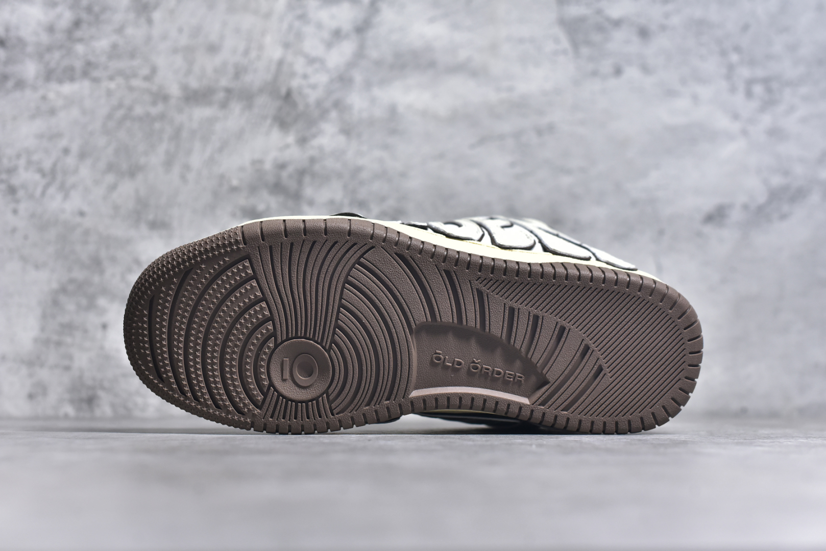 图片[6]-#OLD ORDER Skater 001 联名复古时尚滑板鞋面包鞋 复古滑板鞋 风格回潮 OLD ORDER 品牌推出了原创鞋款SKATER-001 一双兼具了运动与潮流复古属性的高品质球鞋 产品设计开发历时8个月 鞋底模具经历3次调整 鞋面打样经历5次调整 只为把高品质的产品状态带给各位 SKATER-001设计风格以上世纪80-90年代经典滑板鞋为灵感 将原汁原味的复古风格赋予全新的工艺质感 明亮活泼的设计风格 融入My Melody伙伴们的元素 多种面料和颜色的选择 赋予生生不息的潮流活力 独特附赠可拆卸卡通形象3D鞋面装饰 不止点缀 还有玩乐 以复古玩具为灵感打造的收藏鞋盒 与孩童时期的自己产生共鸣 创造难忘的开箱体验 尺码 36 37 38 39 40 41 42 43 44 45-选品中心