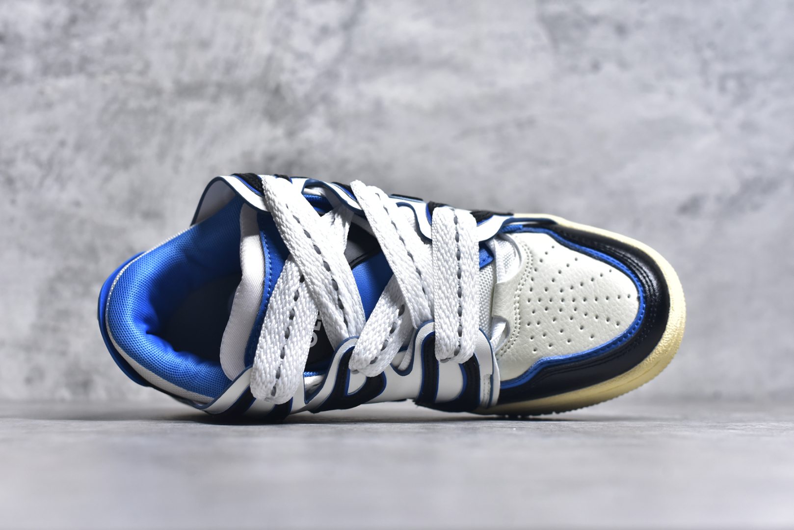 图片[4]-#OLD ORDER Skater 001 联名复古时尚滑板鞋面包鞋 复古滑板鞋 风格回潮 OLD ORDER 品牌推出了原创鞋款SKATER-001 一双兼具了运动与潮流复古属性的高品质球鞋 产品设计开发历时8个月 鞋底模具经历3次调整 鞋面打样经历5次调整 只为把高品质的产品状态带给各位 SKATER-001设计风格以上世纪80-90年代经典滑板鞋为灵感 将原汁原味的复古风格赋予全新的工艺质感 明亮活泼的设计风格 融入My Melody伙伴们的元素 多种面料和颜色的选择 赋予生生不息的潮流活力 独特附赠可拆卸卡通形象3D鞋面装饰 不止点缀 还有玩乐 以复古玩具为灵感打造的收藏鞋盒 与孩童时期的自己产生共鸣 创造难忘的开箱体验 尺码 36 37 38 39 40 41 42 43 44 45-选品中心