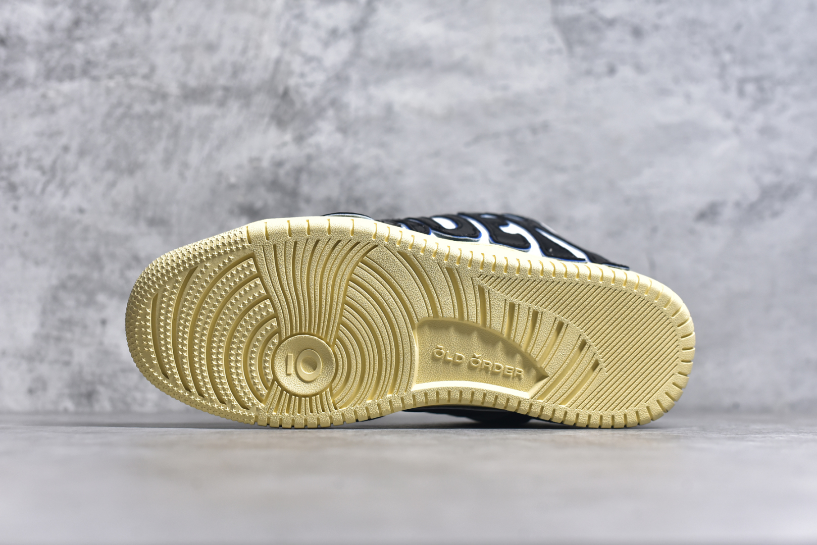 图片[6]-#OLD ORDER Skater 001 联名复古时尚滑板鞋面包鞋 复古滑板鞋 风格回潮 OLD ORDER 品牌推出了原创鞋款SKATER-001 一双兼具了运动与潮流复古属性的高品质球鞋 产品设计开发历时8个月 鞋底模具经历3次调整 鞋面打样经历5次调整 只为把高品质的产品状态带给各位 SKATER-001设计风格以上世纪80-90年代经典滑板鞋为灵感 将原汁原味的复古风格赋予全新的工艺质感 明亮活泼的设计风格 融入My Melody伙伴们的元素 多种面料和颜色的选择 赋予生生不息的潮流活力 独特附赠可拆卸卡通形象3D鞋面装饰 不止点缀 还有玩乐 以复古玩具为灵感打造的收藏鞋盒 与孩童时期的自己产生共鸣 创造难忘的开箱体验 尺码 36 37 38 39 40 41 42 43 44 45-选品中心