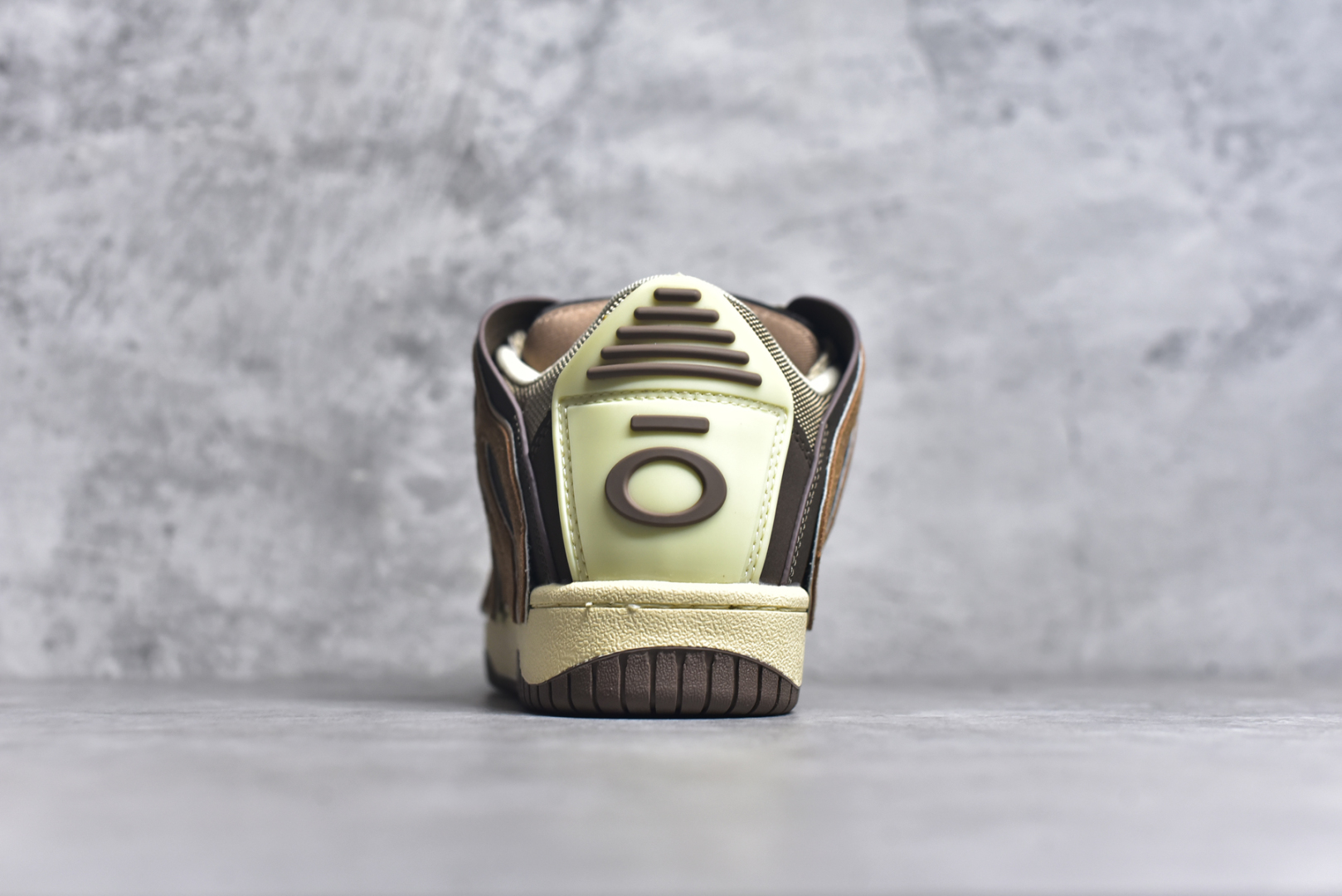 图片[5]-#OLD ORDER Skater 001 联名复古时尚滑板鞋面包鞋 复古滑板鞋 风格回潮 OLD ORDER 品牌推出了原创鞋款SKATER-001 一双兼具了运动与潮流复古属性的高品质球鞋 产品设计开发历时8个月 鞋底模具经历3次调整 鞋面打样经历5次调整 只为把高品质的产品状态带给各位 SKATER-001设计风格以上世纪80-90年代经典滑板鞋为灵感 将原汁原味的复古风格赋予全新的工艺质感 明亮活泼的设计风格 融入My Melody伙伴们的元素 多种面料和颜色的选择 赋予生生不息的潮流活力 独特附赠可拆卸卡通形象3D鞋面装饰 不止点缀 还有玩乐 以复古玩具为灵感打造的收藏鞋盒 与孩童时期的自己产生共鸣 创造难忘的开箱体验 尺码 36 37 38 39 40 41 42 43 44 45-选品中心