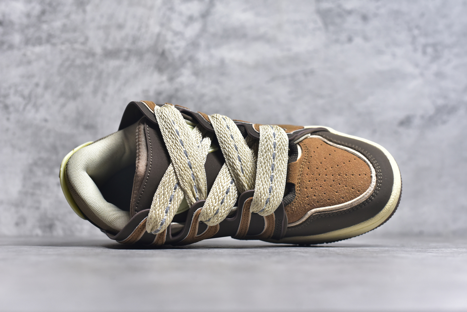 图片[4]-#OLD ORDER Skater 001 联名复古时尚滑板鞋面包鞋 复古滑板鞋 风格回潮 OLD ORDER 品牌推出了原创鞋款SKATER-001 一双兼具了运动与潮流复古属性的高品质球鞋 产品设计开发历时8个月 鞋底模具经历3次调整 鞋面打样经历5次调整 只为把高品质的产品状态带给各位 SKATER-001设计风格以上世纪80-90年代经典滑板鞋为灵感 将原汁原味的复古风格赋予全新的工艺质感 明亮活泼的设计风格 融入My Melody伙伴们的元素 多种面料和颜色的选择 赋予生生不息的潮流活力 独特附赠可拆卸卡通形象3D鞋面装饰 不止点缀 还有玩乐 以复古玩具为灵感打造的收藏鞋盒 与孩童时期的自己产生共鸣 创造难忘的开箱体验 尺码 36 37 38 39 40 41 42 43 44 45-选品中心