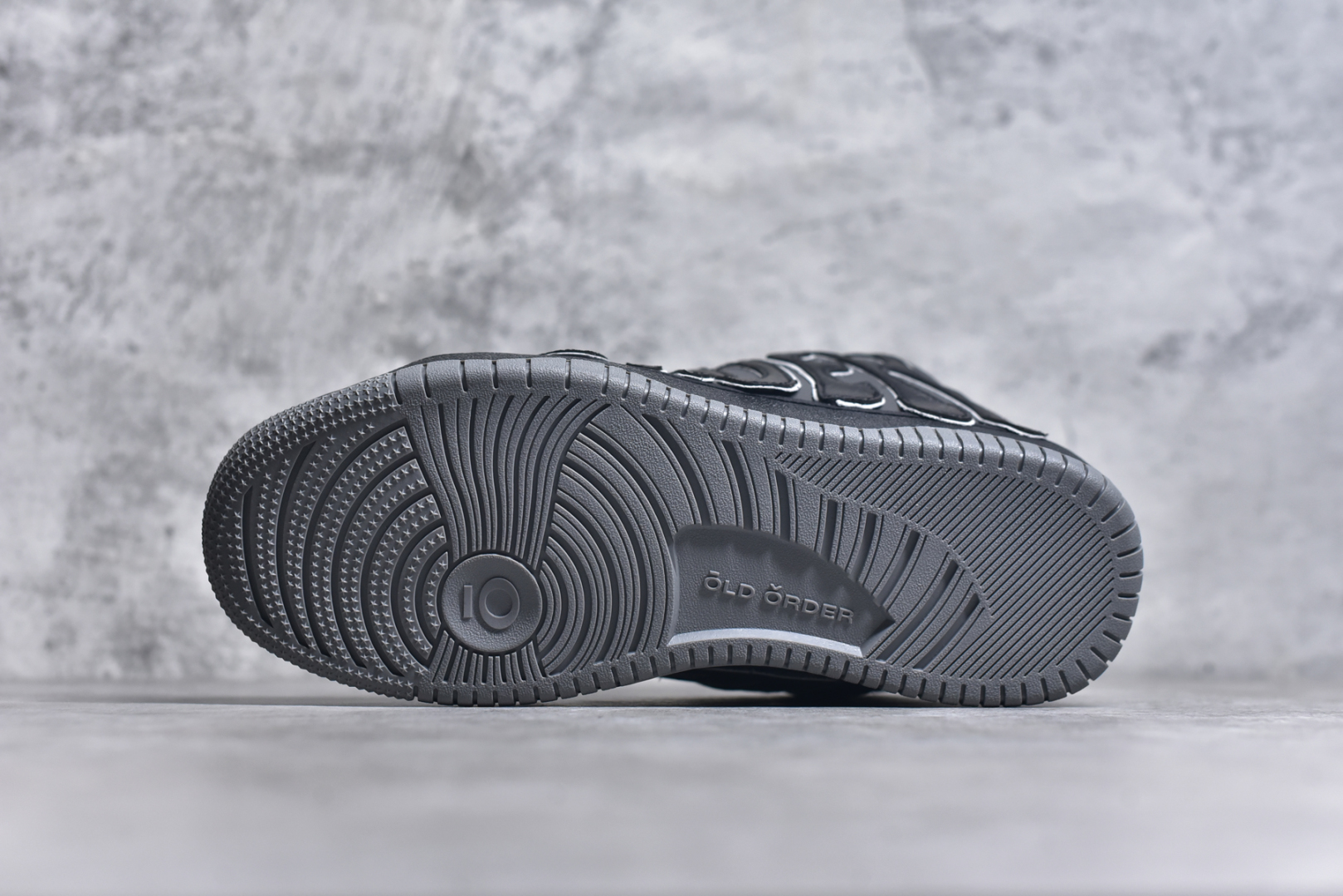 图片[6]-#OLD ORDER Skater 001 联名复古时尚滑板鞋面包鞋 复古滑板鞋 风格回潮 OLD ORDER 品牌推出了原创鞋款SKATER-001 一双兼具了运动与潮流复古属性的高品质球鞋 产品设计开发历时8个月 鞋底模具经历3次调整 鞋面打样经历5次调整 只为把高品质的产品状态带给各位 SKATER-001设计风格以上世纪80-90年代经典滑板鞋为灵感 将原汁原味的复古风格赋予全新的工艺质感 明亮活泼的设计风格 融入My Melody伙伴们的元素 多种面料和颜色的选择 赋予生生不息的潮流活力 独特附赠可拆卸卡通形象3D鞋面装饰 不止点缀 还有玩乐 以复古玩具为灵感打造的收藏鞋盒 与孩童时期的自己产生共鸣 创造难忘的开箱体验 尺码 36 37 38 39 40 41 42 43 44 45-选品中心