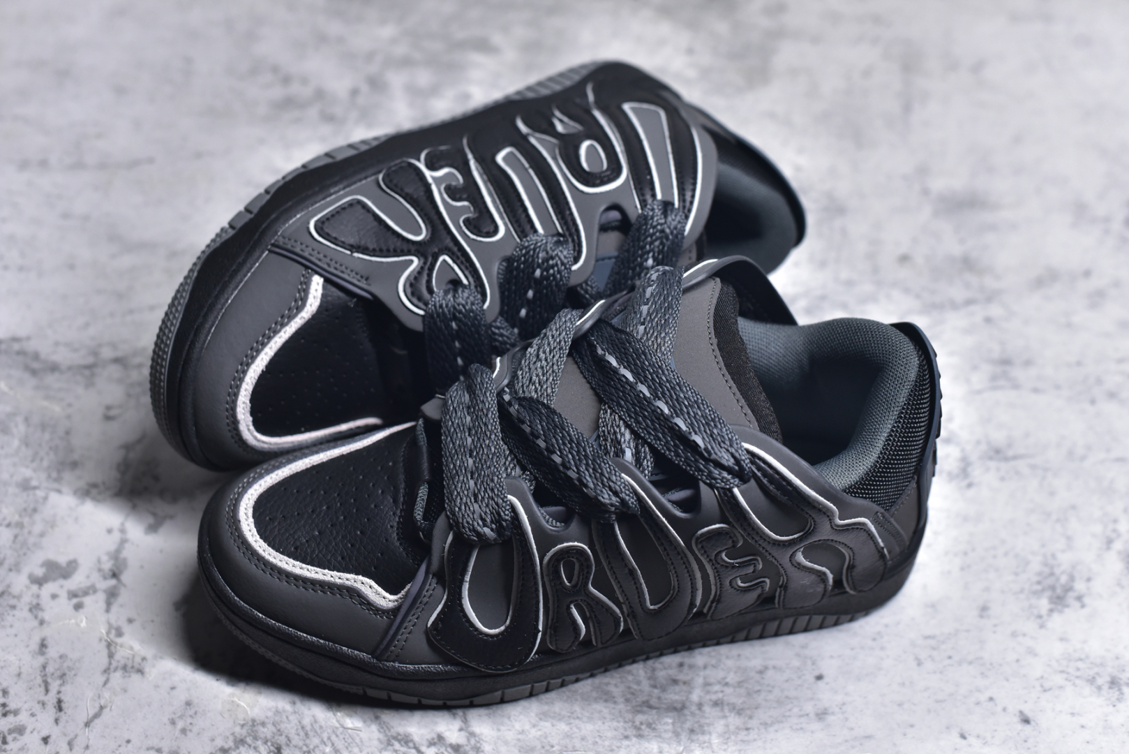 图片[7]-#OLD ORDER Skater 001 联名复古时尚滑板鞋面包鞋 复古滑板鞋 风格回潮 OLD ORDER 品牌推出了原创鞋款SKATER-001 一双兼具了运动与潮流复古属性的高品质球鞋 产品设计开发历时8个月 鞋底模具经历3次调整 鞋面打样经历5次调整 只为把高品质的产品状态带给各位 SKATER-001设计风格以上世纪80-90年代经典滑板鞋为灵感 将原汁原味的复古风格赋予全新的工艺质感 明亮活泼的设计风格 融入My Melody伙伴们的元素 多种面料和颜色的选择 赋予生生不息的潮流活力 独特附赠可拆卸卡通形象3D鞋面装饰 不止点缀 还有玩乐 以复古玩具为灵感打造的收藏鞋盒 与孩童时期的自己产生共鸣 创造难忘的开箱体验 尺码 36 37 38 39 40 41 42 43 44 45-选品中心
