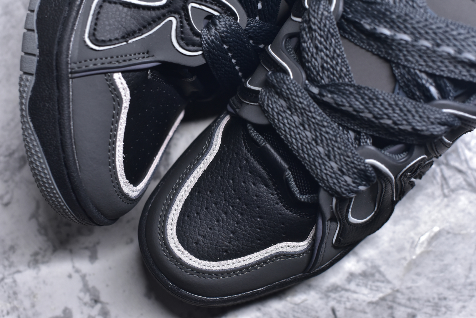 图片[8]-#OLD ORDER Skater 001 联名复古时尚滑板鞋面包鞋 复古滑板鞋 风格回潮 OLD ORDER 品牌推出了原创鞋款SKATER-001 一双兼具了运动与潮流复古属性的高品质球鞋 产品设计开发历时8个月 鞋底模具经历3次调整 鞋面打样经历5次调整 只为把高品质的产品状态带给各位 SKATER-001设计风格以上世纪80-90年代经典滑板鞋为灵感 将原汁原味的复古风格赋予全新的工艺质感 明亮活泼的设计风格 融入My Melody伙伴们的元素 多种面料和颜色的选择 赋予生生不息的潮流活力 独特附赠可拆卸卡通形象3D鞋面装饰 不止点缀 还有玩乐 以复古玩具为灵感打造的收藏鞋盒 与孩童时期的自己产生共鸣 创造难忘的开箱体验 尺码 36 37 38 39 40 41 42 43 44 45-选品中心