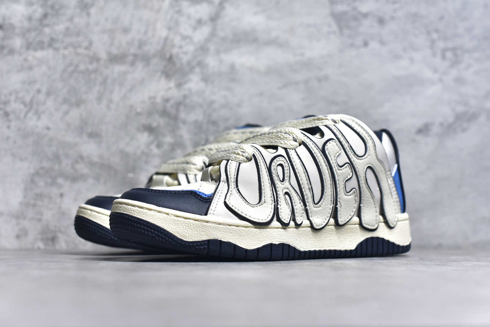 图片[2]-#OLD ORDER Skater 001 联名复古时尚滑板鞋面包鞋 复古滑板鞋 风格回潮 OLD ORDER 品牌推出了原创鞋款SKATER-001 一双兼具了运动与潮流复古属性的高品质球鞋 产品设计开发历时8个月 鞋底模具经历3次调整 鞋面打样经历5次调整 只为把高品质的产品状态带给各位 SKATER-001设计风格以上世纪80-90年代经典滑板鞋为灵感 将原汁原味的复古风格赋予全新的工艺质感 明亮活泼的设计风格 融入My Melody伙伴们的元素 多种面料和颜色的选择 赋予生生不息的潮流活力 独特附赠可拆卸卡通形象3D鞋面装饰 不止点缀 还有玩乐 以复古玩具为灵感打造的收藏鞋盒 与孩童时期的自己产生共鸣 创造难忘的开箱体验 尺码 36 37 38 39 40 41 42 43 44 45-选品中心