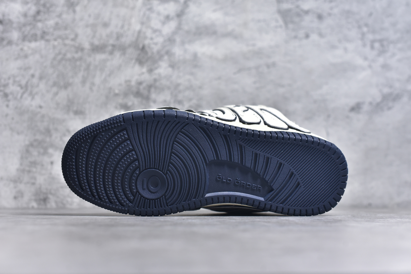 图片[6]-#OLD ORDER Skater 001 联名复古时尚滑板鞋面包鞋 复古滑板鞋 风格回潮 OLD ORDER 品牌推出了原创鞋款SKATER-001 一双兼具了运动与潮流复古属性的高品质球鞋 产品设计开发历时8个月 鞋底模具经历3次调整 鞋面打样经历5次调整 只为把高品质的产品状态带给各位 SKATER-001设计风格以上世纪80-90年代经典滑板鞋为灵感 将原汁原味的复古风格赋予全新的工艺质感 明亮活泼的设计风格 融入My Melody伙伴们的元素 多种面料和颜色的选择 赋予生生不息的潮流活力 独特附赠可拆卸卡通形象3D鞋面装饰 不止点缀 还有玩乐 以复古玩具为灵感打造的收藏鞋盒 与孩童时期的自己产生共鸣 创造难忘的开箱体验 尺码 36 37 38 39 40 41 42 43 44 45-选品中心