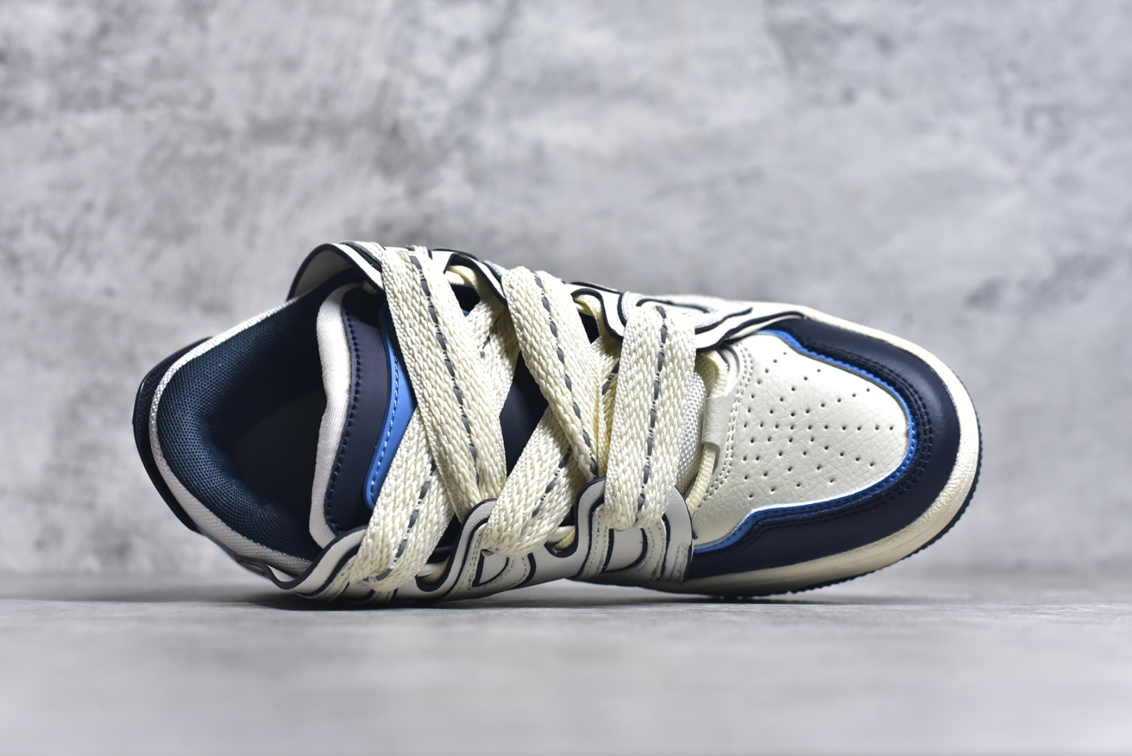 图片[4]-#OLD ORDER Skater 001 联名复古时尚滑板鞋面包鞋 复古滑板鞋 风格回潮 OLD ORDER 品牌推出了原创鞋款SKATER-001 一双兼具了运动与潮流复古属性的高品质球鞋 产品设计开发历时8个月 鞋底模具经历3次调整 鞋面打样经历5次调整 只为把高品质的产品状态带给各位 SKATER-001设计风格以上世纪80-90年代经典滑板鞋为灵感 将原汁原味的复古风格赋予全新的工艺质感 明亮活泼的设计风格 融入My Melody伙伴们的元素 多种面料和颜色的选择 赋予生生不息的潮流活力 独特附赠可拆卸卡通形象3D鞋面装饰 不止点缀 还有玩乐 以复古玩具为灵感打造的收藏鞋盒 与孩童时期的自己产生共鸣 创造难忘的开箱体验 尺码 36 37 38 39 40 41 42 43 44 45-选品中心
