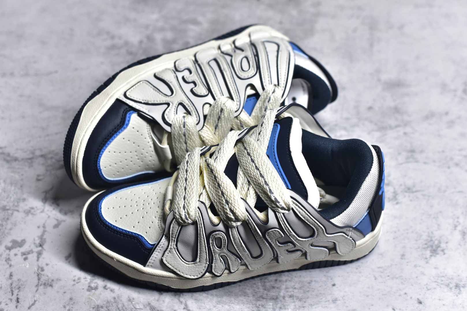 图片[7]-#OLD ORDER Skater 001 联名复古时尚滑板鞋面包鞋 复古滑板鞋 风格回潮 OLD ORDER 品牌推出了原创鞋款SKATER-001 一双兼具了运动与潮流复古属性的高品质球鞋 产品设计开发历时8个月 鞋底模具经历3次调整 鞋面打样经历5次调整 只为把高品质的产品状态带给各位 SKATER-001设计风格以上世纪80-90年代经典滑板鞋为灵感 将原汁原味的复古风格赋予全新的工艺质感 明亮活泼的设计风格 融入My Melody伙伴们的元素 多种面料和颜色的选择 赋予生生不息的潮流活力 独特附赠可拆卸卡通形象3D鞋面装饰 不止点缀 还有玩乐 以复古玩具为灵感打造的收藏鞋盒 与孩童时期的自己产生共鸣 创造难忘的开箱体验 尺码 36 37 38 39 40 41 42 43 44 45-选品中心