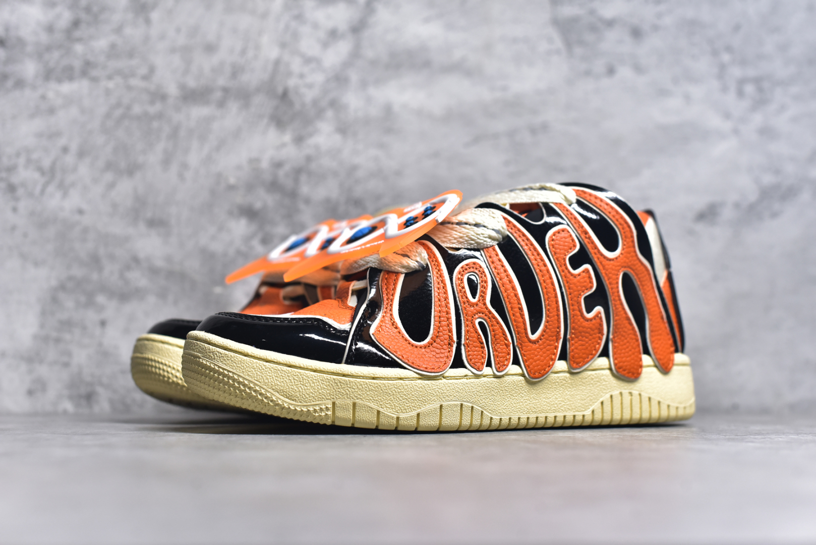 图片[2]-#OLD ORDER Skater 001 联名复古时尚滑板鞋面包鞋 复古滑板鞋 风格回潮 OLD ORDER 品牌推出了原创鞋款SKATER-001 一双兼具了运动与潮流复古属性的高品质球鞋 产品设计开发历时8个月 鞋底模具经历3次调整 鞋面打样经历5次调整 只为把高品质的产品状态带给各位 SKATER-001设计风格以上世纪80-90年代经典滑板鞋为灵感 将原汁原味的复古风格赋予全新的工艺质感 明亮活泼的设计风格 融入My Melody伙伴们的元素 多种面料和颜色的选择 赋予生生不息的潮流活力 独特附赠可拆卸卡通形象3D鞋面装饰 不止点缀 还有玩乐 以复古玩具为灵感打造的收藏鞋盒 与孩童时期的自己产生共鸣 创造难忘的开箱体验 尺码 36 37 38 39 40 41 42 43 44 45-选品中心