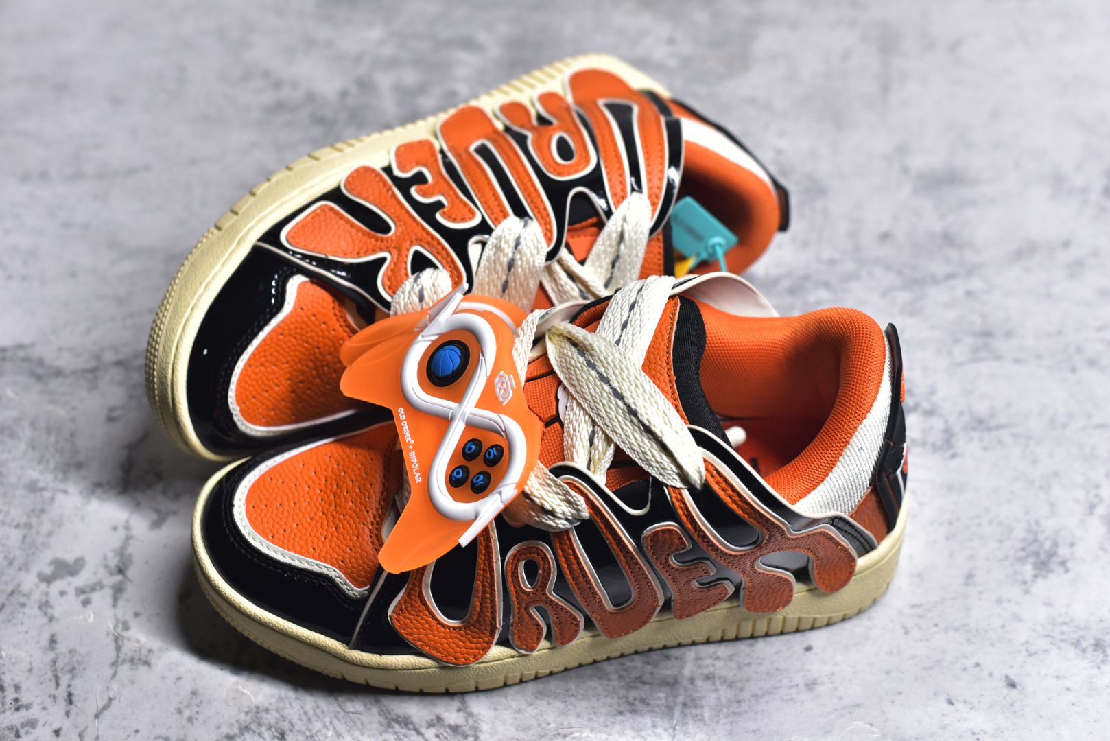 图片[7]-#OLD ORDER Skater 001 联名复古时尚滑板鞋面包鞋 复古滑板鞋 风格回潮 OLD ORDER 品牌推出了原创鞋款SKATER-001 一双兼具了运动与潮流复古属性的高品质球鞋 产品设计开发历时8个月 鞋底模具经历3次调整 鞋面打样经历5次调整 只为把高品质的产品状态带给各位 SKATER-001设计风格以上世纪80-90年代经典滑板鞋为灵感 将原汁原味的复古风格赋予全新的工艺质感 明亮活泼的设计风格 融入My Melody伙伴们的元素 多种面料和颜色的选择 赋予生生不息的潮流活力 独特附赠可拆卸卡通形象3D鞋面装饰 不止点缀 还有玩乐 以复古玩具为灵感打造的收藏鞋盒 与孩童时期的自己产生共鸣 创造难忘的开箱体验 尺码 36 37 38 39 40 41 42 43 44 45-选品中心