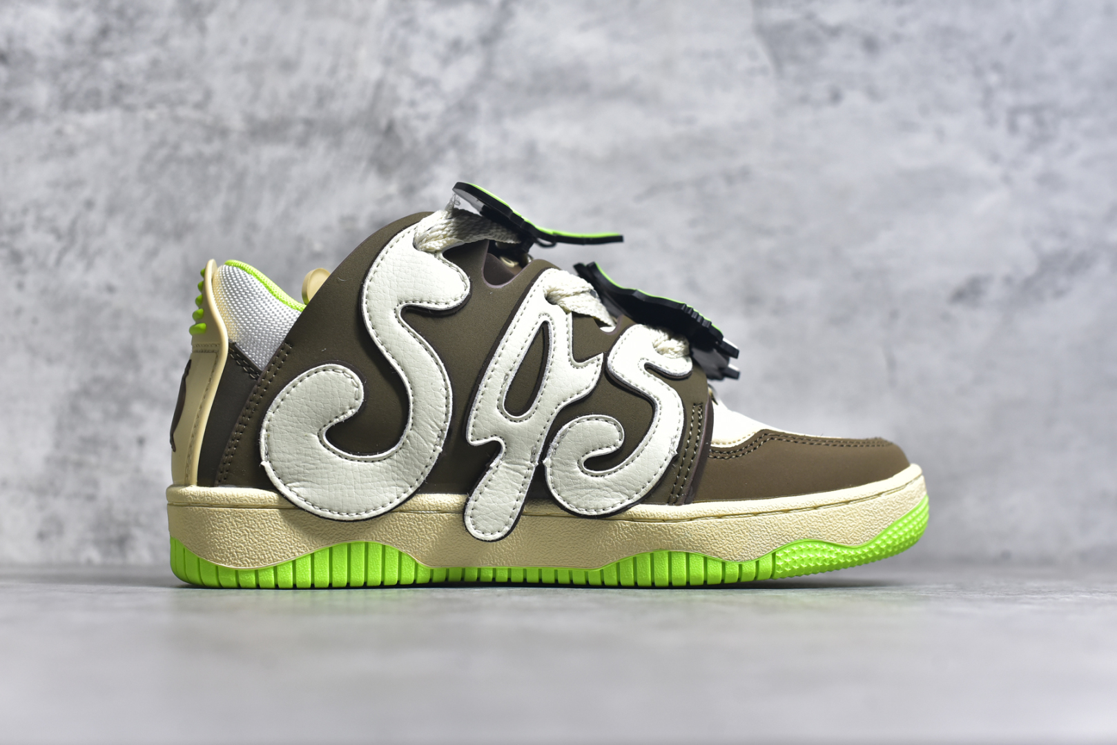 图片[3]-#OLD ORDER Skater 001 联名复古时尚滑板鞋面包鞋 复古滑板鞋 风格回潮 OLD ORDER 品牌推出了原创鞋款SKATER-001 一双兼具了运动与潮流复古属性的高品质球鞋 产品设计开发历时8个月 鞋底模具经历3次调整 鞋面打样经历5次调整 只为把高品质的产品状态带给各位 SKATER-001设计风格以上世纪80-90年代经典滑板鞋为灵感 将原汁原味的复古风格赋予全新的工艺质感 明亮活泼的设计风格 融入My Melody伙伴们的元素 多种面料和颜色的选择 赋予生生不息的潮流活力 独特附赠可拆卸卡通形象3D鞋面装饰 不止点缀 还有玩乐 以复古玩具为灵感打造的收藏鞋盒 与孩童时期的自己产生共鸣 创造难忘的开箱体验 尺码 36 37 38 39 40 41 42 43 44 45-选品中心