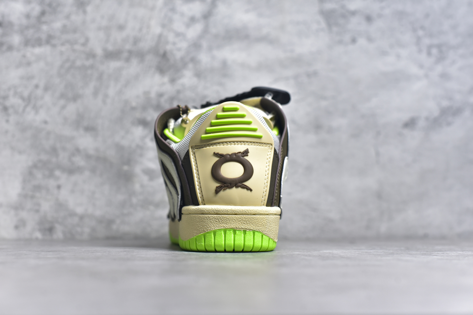 图片[5]-#OLD ORDER Skater 001 联名复古时尚滑板鞋面包鞋 复古滑板鞋 风格回潮 OLD ORDER 品牌推出了原创鞋款SKATER-001 一双兼具了运动与潮流复古属性的高品质球鞋 产品设计开发历时8个月 鞋底模具经历3次调整 鞋面打样经历5次调整 只为把高品质的产品状态带给各位 SKATER-001设计风格以上世纪80-90年代经典滑板鞋为灵感 将原汁原味的复古风格赋予全新的工艺质感 明亮活泼的设计风格 融入My Melody伙伴们的元素 多种面料和颜色的选择 赋予生生不息的潮流活力 独特附赠可拆卸卡通形象3D鞋面装饰 不止点缀 还有玩乐 以复古玩具为灵感打造的收藏鞋盒 与孩童时期的自己产生共鸣 创造难忘的开箱体验 尺码 36 37 38 39 40 41 42 43 44 45-选品中心