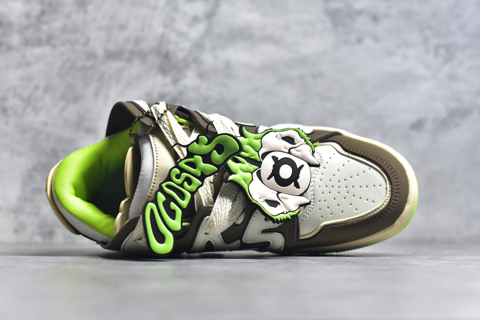 图片[4]-#OLD ORDER Skater 001 联名复古时尚滑板鞋面包鞋 复古滑板鞋 风格回潮 OLD ORDER 品牌推出了原创鞋款SKATER-001 一双兼具了运动与潮流复古属性的高品质球鞋 产品设计开发历时8个月 鞋底模具经历3次调整 鞋面打样经历5次调整 只为把高品质的产品状态带给各位 SKATER-001设计风格以上世纪80-90年代经典滑板鞋为灵感 将原汁原味的复古风格赋予全新的工艺质感 明亮活泼的设计风格 融入My Melody伙伴们的元素 多种面料和颜色的选择 赋予生生不息的潮流活力 独特附赠可拆卸卡通形象3D鞋面装饰 不止点缀 还有玩乐 以复古玩具为灵感打造的收藏鞋盒 与孩童时期的自己产生共鸣 创造难忘的开箱体验 尺码 36 37 38 39 40 41 42 43 44 45-选品中心