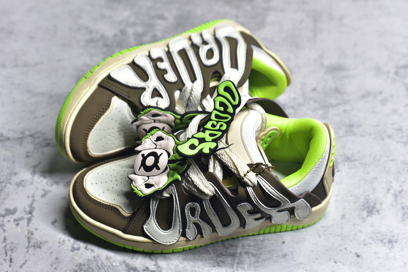 图片[7]-#OLD ORDER Skater 001 联名复古时尚滑板鞋面包鞋 复古滑板鞋 风格回潮 OLD ORDER 品牌推出了原创鞋款SKATER-001 一双兼具了运动与潮流复古属性的高品质球鞋 产品设计开发历时8个月 鞋底模具经历3次调整 鞋面打样经历5次调整 只为把高品质的产品状态带给各位 SKATER-001设计风格以上世纪80-90年代经典滑板鞋为灵感 将原汁原味的复古风格赋予全新的工艺质感 明亮活泼的设计风格 融入My Melody伙伴们的元素 多种面料和颜色的选择 赋予生生不息的潮流活力 独特附赠可拆卸卡通形象3D鞋面装饰 不止点缀 还有玩乐 以复古玩具为灵感打造的收藏鞋盒 与孩童时期的自己产生共鸣 创造难忘的开箱体验 尺码 36 37 38 39 40 41 42 43 44 45-选品中心