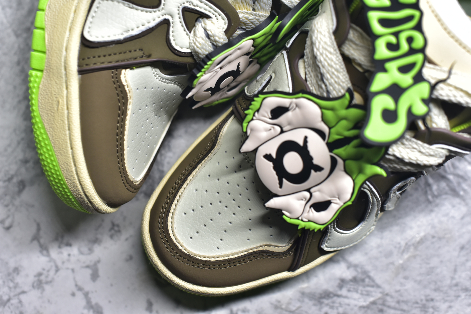 图片[8]-#OLD ORDER Skater 001 联名复古时尚滑板鞋面包鞋 复古滑板鞋 风格回潮 OLD ORDER 品牌推出了原创鞋款SKATER-001 一双兼具了运动与潮流复古属性的高品质球鞋 产品设计开发历时8个月 鞋底模具经历3次调整 鞋面打样经历5次调整 只为把高品质的产品状态带给各位 SKATER-001设计风格以上世纪80-90年代经典滑板鞋为灵感 将原汁原味的复古风格赋予全新的工艺质感 明亮活泼的设计风格 融入My Melody伙伴们的元素 多种面料和颜色的选择 赋予生生不息的潮流活力 独特附赠可拆卸卡通形象3D鞋面装饰 不止点缀 还有玩乐 以复古玩具为灵感打造的收藏鞋盒 与孩童时期的自己产生共鸣 创造难忘的开箱体验 尺码 36 37 38 39 40 41 42 43 44 45-选品中心