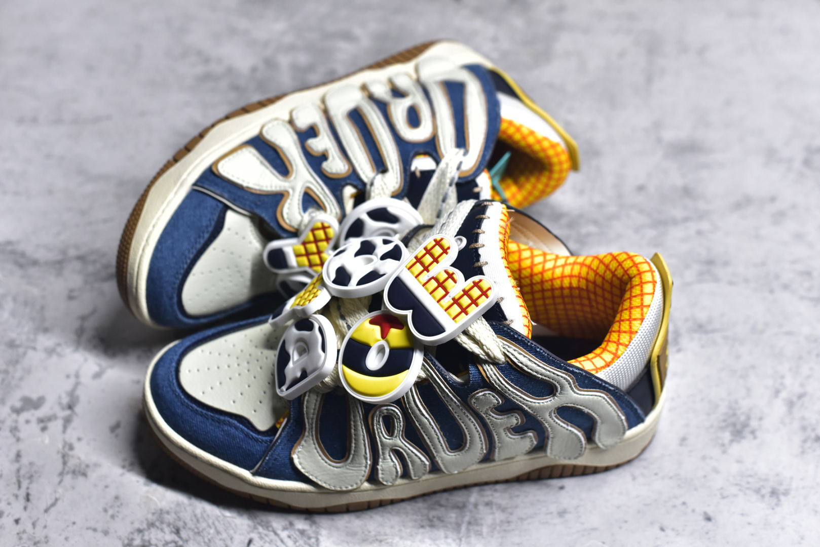 图片[7]-#OLD ORDER Skater 001 联名复古时尚滑板鞋面包鞋 复古滑板鞋 风格回潮 OLD ORDER 品牌推出了原创鞋款SKATER-001 一双兼具了运动与潮流复古属性的高品质球鞋 产品设计开发历时8个月 鞋底模具经历3次调整 鞋面打样经历5次调整 只为把高品质的产品状态带给各位 SKATER-001设计风格以上世纪80-90年代经典滑板鞋为灵感 将原汁原味的复古风格赋予全新的工艺质感 明亮活泼的设计风格 融入My Melody伙伴们的元素 多种面料和颜色的选择 赋予生生不息的潮流活力 独特附赠可拆卸卡通形象3D鞋面装饰 不止点缀 还有玩乐 以复古玩具为灵感打造的收藏鞋盒 与孩童时期的自己产生共鸣 创造难忘的开箱体验 尺码 36 37 38 39 40 41 42 43 44 45-选品中心