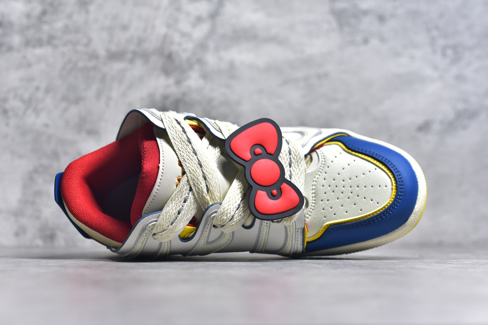 图片[4]-#OLD ORDER Skater 001 联名复古时尚滑板鞋面包鞋 复古滑板鞋 风格回潮 OLD ORDER 品牌推出了原创鞋款SKATER-001 一双兼具了运动与潮流复古属性的高品质球鞋 产品设计开发历时8个月 鞋底模具经历3次调整 鞋面打样经历5次调整 只为把高品质的产品状态带给各位 SKATER-001设计风格以上世纪80-90年代经典滑板鞋为灵感 将原汁原味的复古风格赋予全新的工艺质感 明亮活泼的设计风格 融入My Melody伙伴们的元素 多种面料和颜色的选择 赋予生生不息的潮流活力 独特附赠可拆卸卡通形象3D鞋面装饰 不止点缀 还有玩乐 以复古玩具为灵感打造的收藏鞋盒 与孩童时期的自己产生共鸣 创造难忘的开箱体验 尺码 36 37 38 39 40 41 42 43 44 45-选品中心