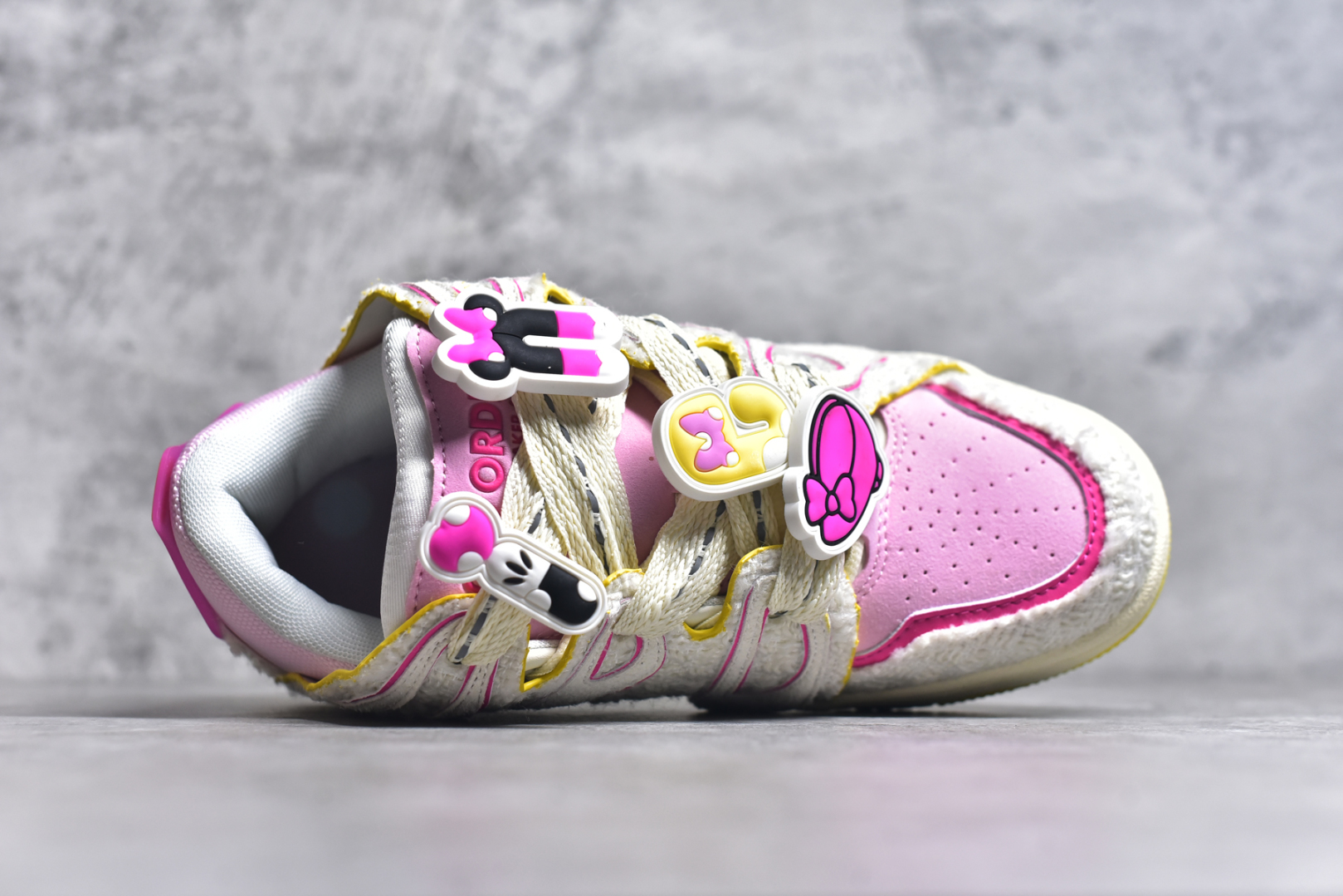 图片[4]-#OLD ORDER Skater 001 联名复古时尚滑板鞋面包鞋 复古滑板鞋 风格回潮 OLD ORDER 品牌推出了原创鞋款SKATER-001 一双兼具了运动与潮流复古属性的高品质球鞋 产品设计开发历时8个月 鞋底模具经历3次调整 鞋面打样经历5次调整 只为把高品质的产品状态带给各位 SKATER-001设计风格以上世纪80-90年代经典滑板鞋为灵感 将原汁原味的复古风格赋予全新的工艺质感 明亮活泼的设计风格 融入My Melody伙伴们的元素 多种面料和颜色的选择 赋予生生不息的潮流活力 独特附赠可拆卸卡通形象3D鞋面装饰 不止点缀 还有玩乐 以复古玩具为灵感打造的收藏鞋盒 与孩童时期的自己产生共鸣 创造难忘的开箱体验 尺码 36 37 38 39 40 41 42 43 44 45-选品中心