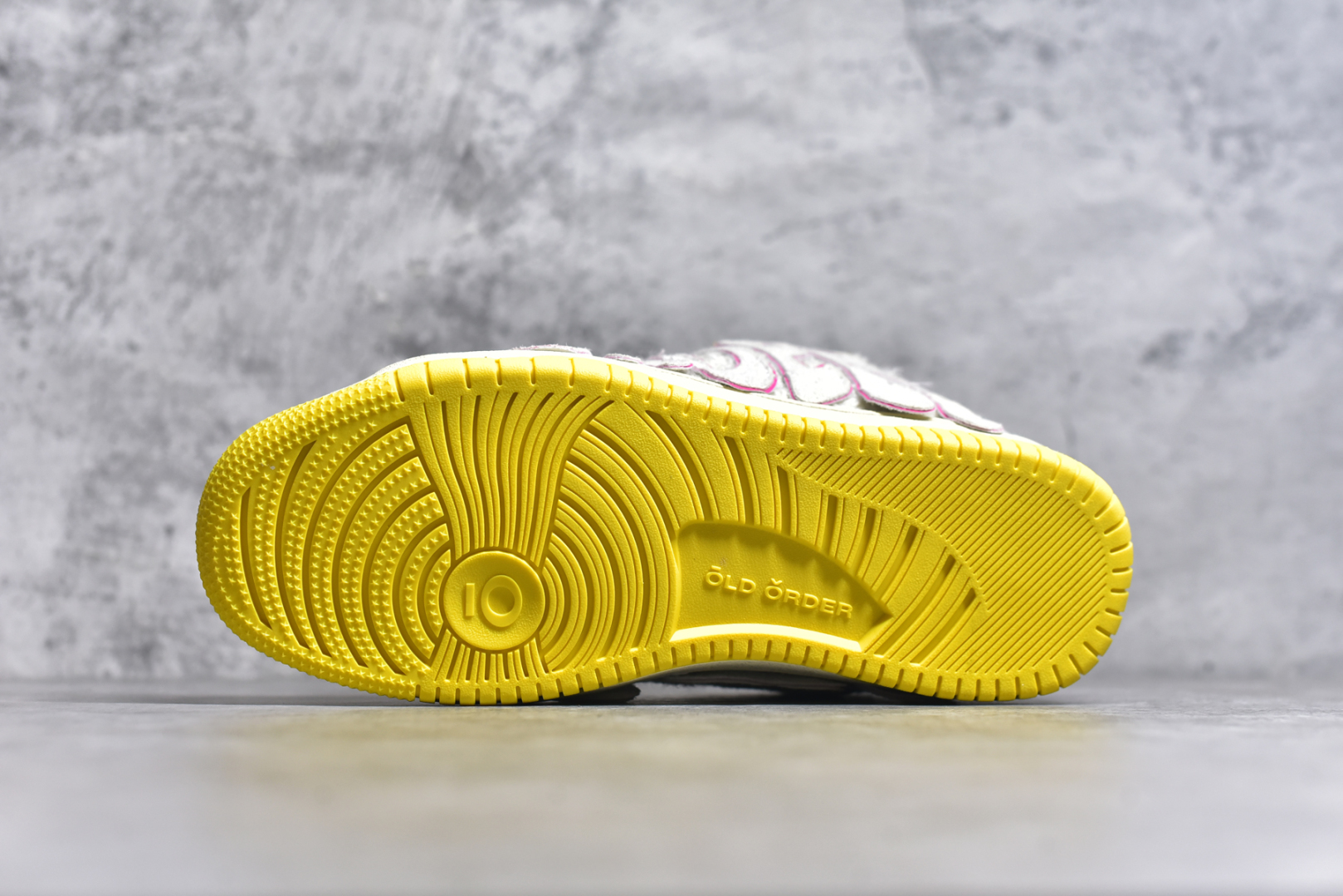 图片[6]-#OLD ORDER Skater 001 联名复古时尚滑板鞋面包鞋 复古滑板鞋 风格回潮 OLD ORDER 品牌推出了原创鞋款SKATER-001 一双兼具了运动与潮流复古属性的高品质球鞋 产品设计开发历时8个月 鞋底模具经历3次调整 鞋面打样经历5次调整 只为把高品质的产品状态带给各位 SKATER-001设计风格以上世纪80-90年代经典滑板鞋为灵感 将原汁原味的复古风格赋予全新的工艺质感 明亮活泼的设计风格 融入My Melody伙伴们的元素 多种面料和颜色的选择 赋予生生不息的潮流活力 独特附赠可拆卸卡通形象3D鞋面装饰 不止点缀 还有玩乐 以复古玩具为灵感打造的收藏鞋盒 与孩童时期的自己产生共鸣 创造难忘的开箱体验 尺码 36 37 38 39 40 41 42 43 44 45-选品中心