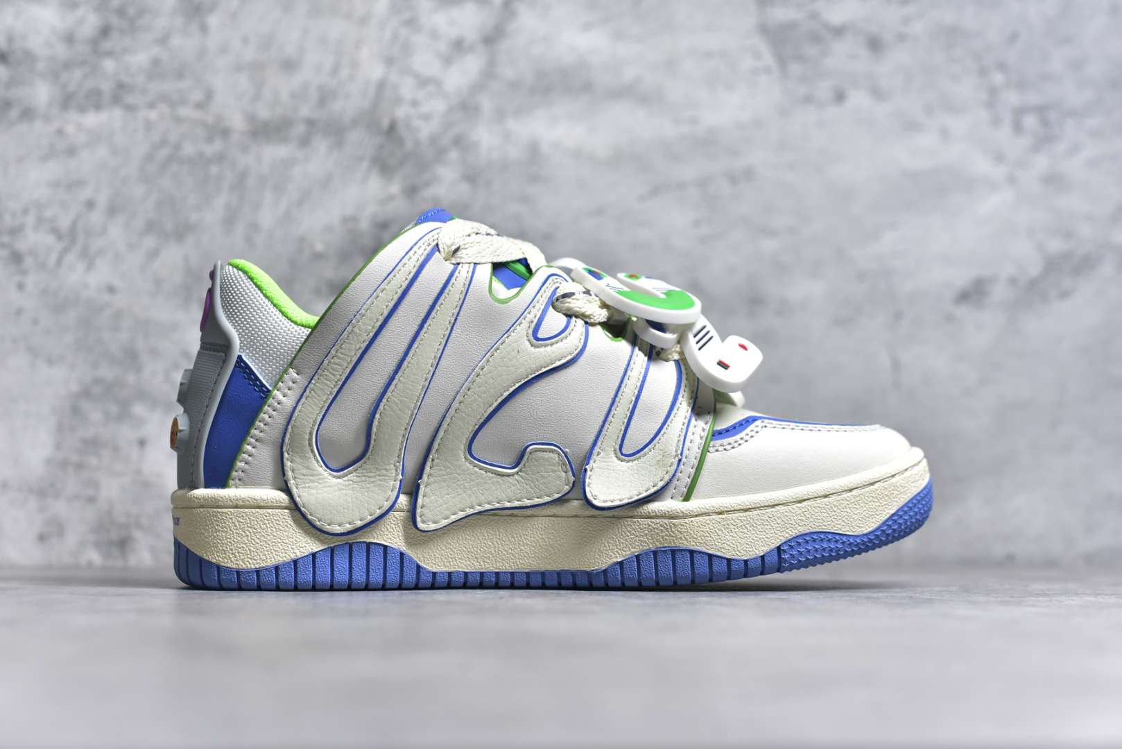 图片[3]-#OLD ORDER Skater 001 联名复古时尚滑板鞋面包鞋 复古滑板鞋 风格回潮 OLD ORDER 品牌推出了原创鞋款SKATER-001 一双兼具了运动与潮流复古属性的高品质球鞋 产品设计开发历时8个月 鞋底模具经历3次调整 鞋面打样经历5次调整 只为把高品质的产品状态带给各位 SKATER-001设计风格以上世纪80-90年代经典滑板鞋为灵感 将原汁原味的复古风格赋予全新的工艺质感 明亮活泼的设计风格 融入My Melody伙伴们的元素 多种面料和颜色的选择 赋予生生不息的潮流活力 独特附赠可拆卸卡通形象3D鞋面装饰 不止点缀 还有玩乐 以复古玩具为灵感打造的收藏鞋盒 与孩童时期的自己产生共鸣 创造难忘的开箱体验 尺码 36 37 38 39 40 41 42 43 44 45-选品中心