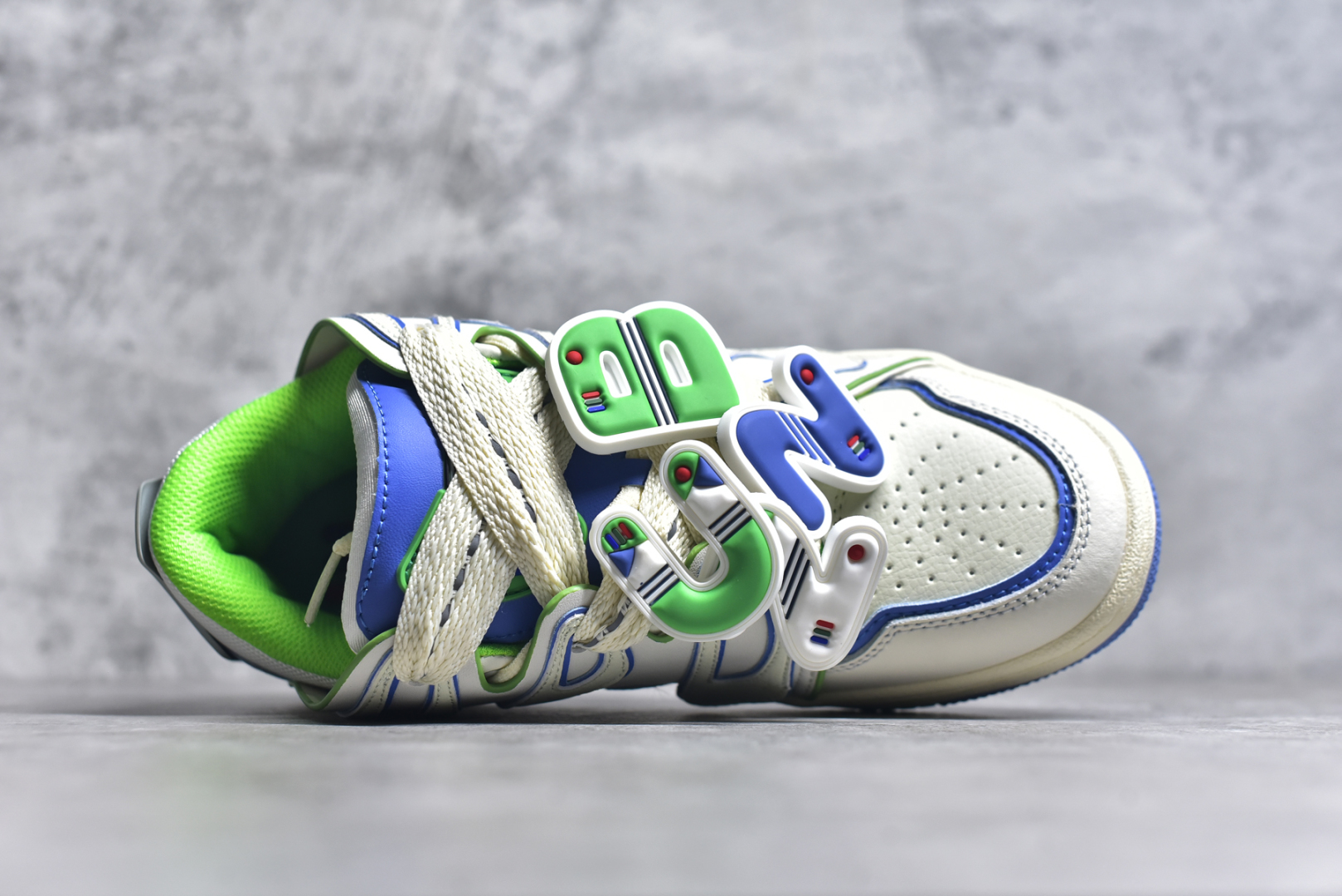 图片[4]-#OLD ORDER Skater 001 联名复古时尚滑板鞋面包鞋 复古滑板鞋 风格回潮 OLD ORDER 品牌推出了原创鞋款SKATER-001 一双兼具了运动与潮流复古属性的高品质球鞋 产品设计开发历时8个月 鞋底模具经历3次调整 鞋面打样经历5次调整 只为把高品质的产品状态带给各位 SKATER-001设计风格以上世纪80-90年代经典滑板鞋为灵感 将原汁原味的复古风格赋予全新的工艺质感 明亮活泼的设计风格 融入My Melody伙伴们的元素 多种面料和颜色的选择 赋予生生不息的潮流活力 独特附赠可拆卸卡通形象3D鞋面装饰 不止点缀 还有玩乐 以复古玩具为灵感打造的收藏鞋盒 与孩童时期的自己产生共鸣 创造难忘的开箱体验 尺码 36 37 38 39 40 41 42 43 44 45-选品中心
