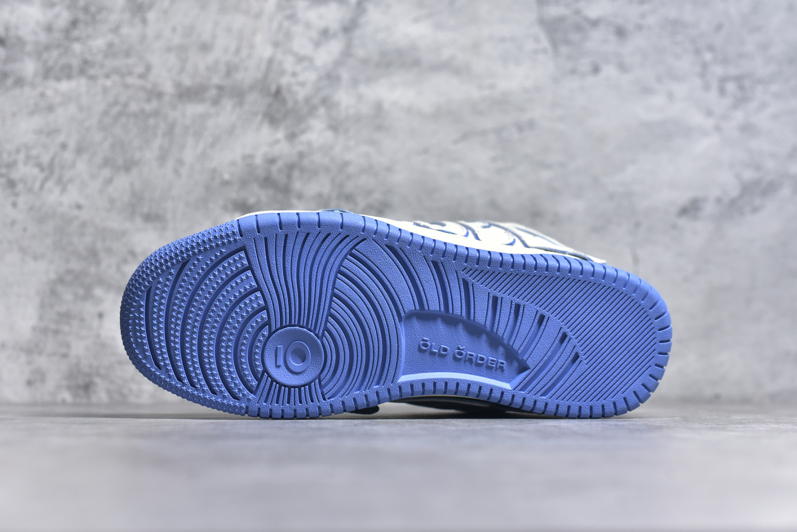 图片[6]-#OLD ORDER Skater 001 联名复古时尚滑板鞋面包鞋 复古滑板鞋 风格回潮 OLD ORDER 品牌推出了原创鞋款SKATER-001 一双兼具了运动与潮流复古属性的高品质球鞋 产品设计开发历时8个月 鞋底模具经历3次调整 鞋面打样经历5次调整 只为把高品质的产品状态带给各位 SKATER-001设计风格以上世纪80-90年代经典滑板鞋为灵感 将原汁原味的复古风格赋予全新的工艺质感 明亮活泼的设计风格 融入My Melody伙伴们的元素 多种面料和颜色的选择 赋予生生不息的潮流活力 独特附赠可拆卸卡通形象3D鞋面装饰 不止点缀 还有玩乐 以复古玩具为灵感打造的收藏鞋盒 与孩童时期的自己产生共鸣 创造难忘的开箱体验 尺码 36 37 38 39 40 41 42 43 44 45-选品中心