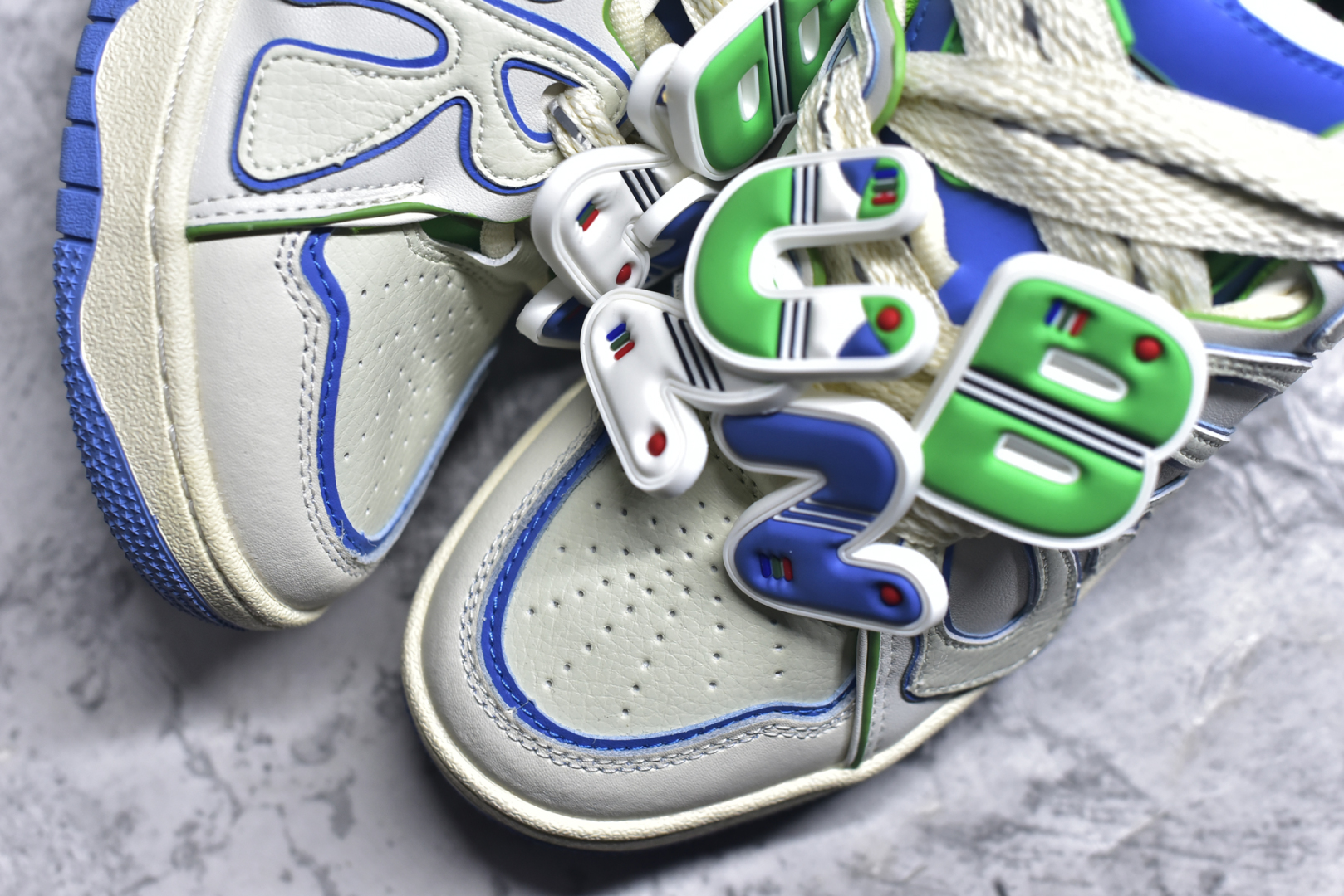 图片[8]-#OLD ORDER Skater 001 联名复古时尚滑板鞋面包鞋 复古滑板鞋 风格回潮 OLD ORDER 品牌推出了原创鞋款SKATER-001 一双兼具了运动与潮流复古属性的高品质球鞋 产品设计开发历时8个月 鞋底模具经历3次调整 鞋面打样经历5次调整 只为把高品质的产品状态带给各位 SKATER-001设计风格以上世纪80-90年代经典滑板鞋为灵感 将原汁原味的复古风格赋予全新的工艺质感 明亮活泼的设计风格 融入My Melody伙伴们的元素 多种面料和颜色的选择 赋予生生不息的潮流活力 独特附赠可拆卸卡通形象3D鞋面装饰 不止点缀 还有玩乐 以复古玩具为灵感打造的收藏鞋盒 与孩童时期的自己产生共鸣 创造难忘的开箱体验 尺码 36 37 38 39 40 41 42 43 44 45-选品中心