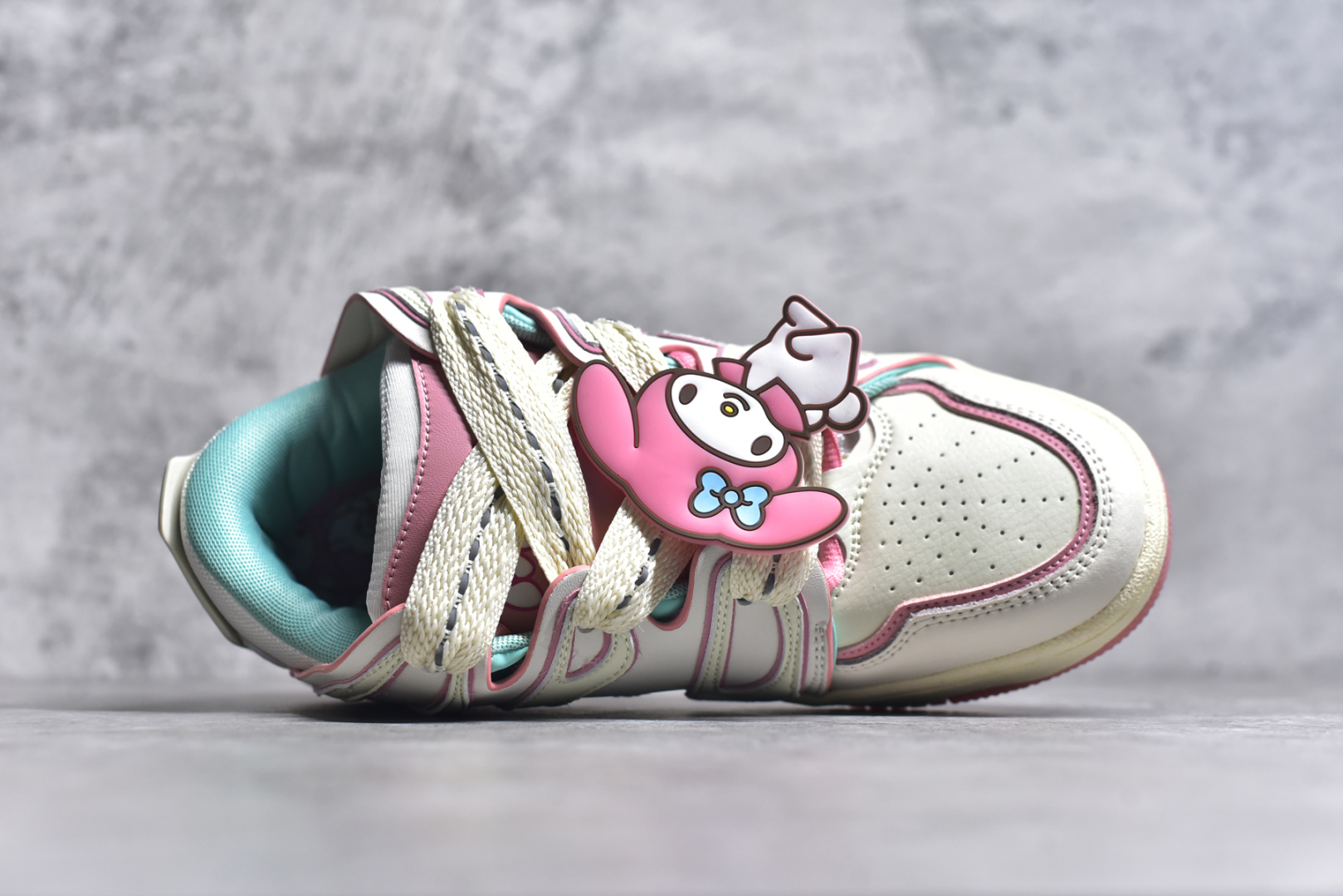 图片[4]-#OLD ORDER Skater 001 联名复古时尚滑板鞋面包鞋 复古滑板鞋 风格回潮 OLD ORDER 品牌推出了原创鞋款SKATER-001 一双兼具了运动与潮流复古属性的高品质球鞋 产品设计开发历时8个月 鞋底模具经历3次调整 鞋面打样经历5次调整 只为把高品质的产品状态带给各位 SKATER-001设计风格以上世纪80-90年代经典滑板鞋为灵感 将原汁原味的复古风格赋予全新的工艺质感 明亮活泼的设计风格 融入My Melody伙伴们的元素 多种面料和颜色的选择 赋予生生不息的潮流活力 独特附赠可拆卸卡通形象3D鞋面装饰 不止点缀 还有玩乐 以复古玩具为灵感打造的收藏鞋盒 与孩童时期的自己产生共鸣 创造难忘的开箱体验 尺码 36 37 38 39 40 41 42 43 44 45-选品中心