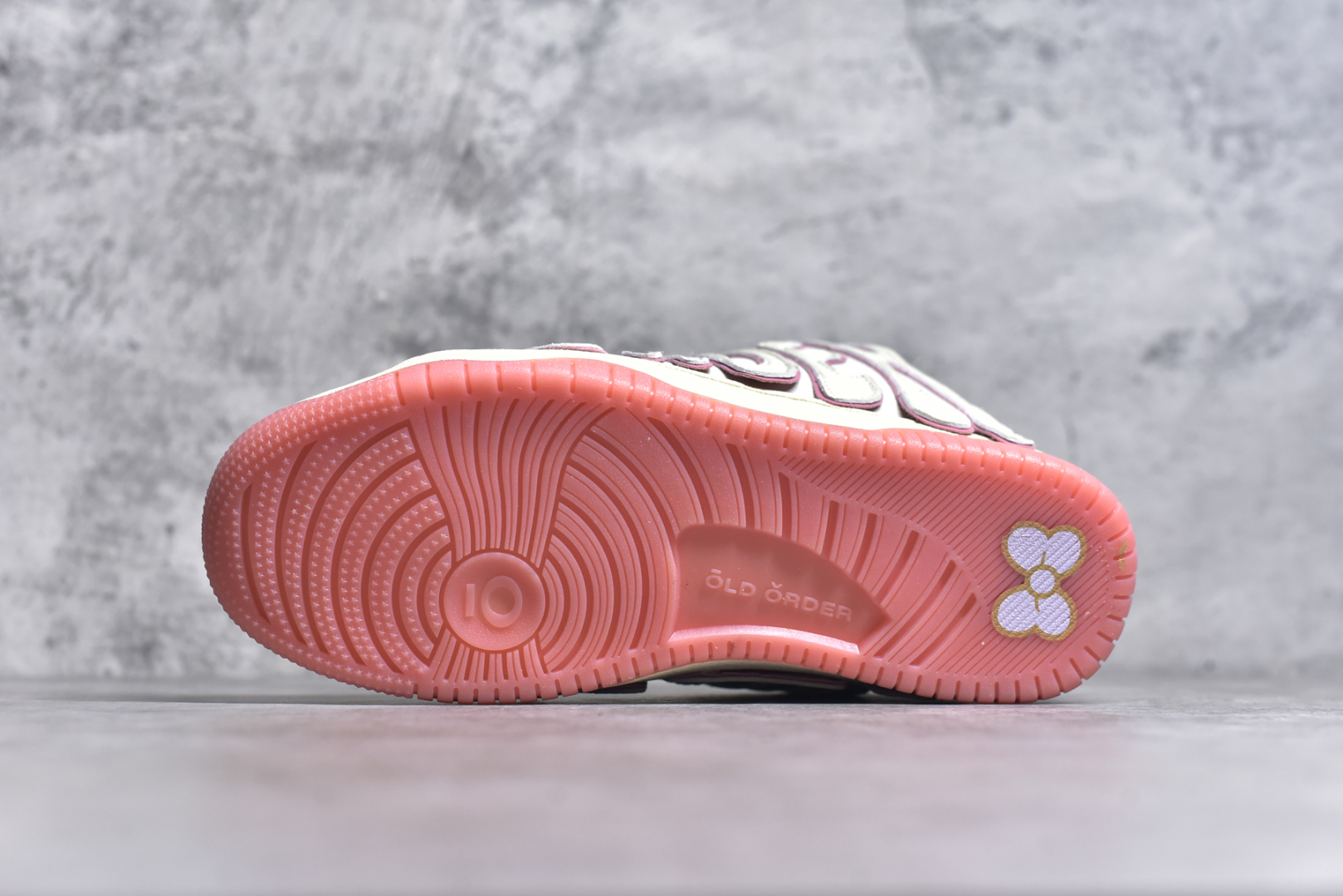 图片[6]-#OLD ORDER Skater 001 联名复古时尚滑板鞋面包鞋 复古滑板鞋 风格回潮 OLD ORDER 品牌推出了原创鞋款SKATER-001 一双兼具了运动与潮流复古属性的高品质球鞋 产品设计开发历时8个月 鞋底模具经历3次调整 鞋面打样经历5次调整 只为把高品质的产品状态带给各位 SKATER-001设计风格以上世纪80-90年代经典滑板鞋为灵感 将原汁原味的复古风格赋予全新的工艺质感 明亮活泼的设计风格 融入My Melody伙伴们的元素 多种面料和颜色的选择 赋予生生不息的潮流活力 独特附赠可拆卸卡通形象3D鞋面装饰 不止点缀 还有玩乐 以复古玩具为灵感打造的收藏鞋盒 与孩童时期的自己产生共鸣 创造难忘的开箱体验 尺码 36 37 38 39 40 41 42 43 44 45-选品中心