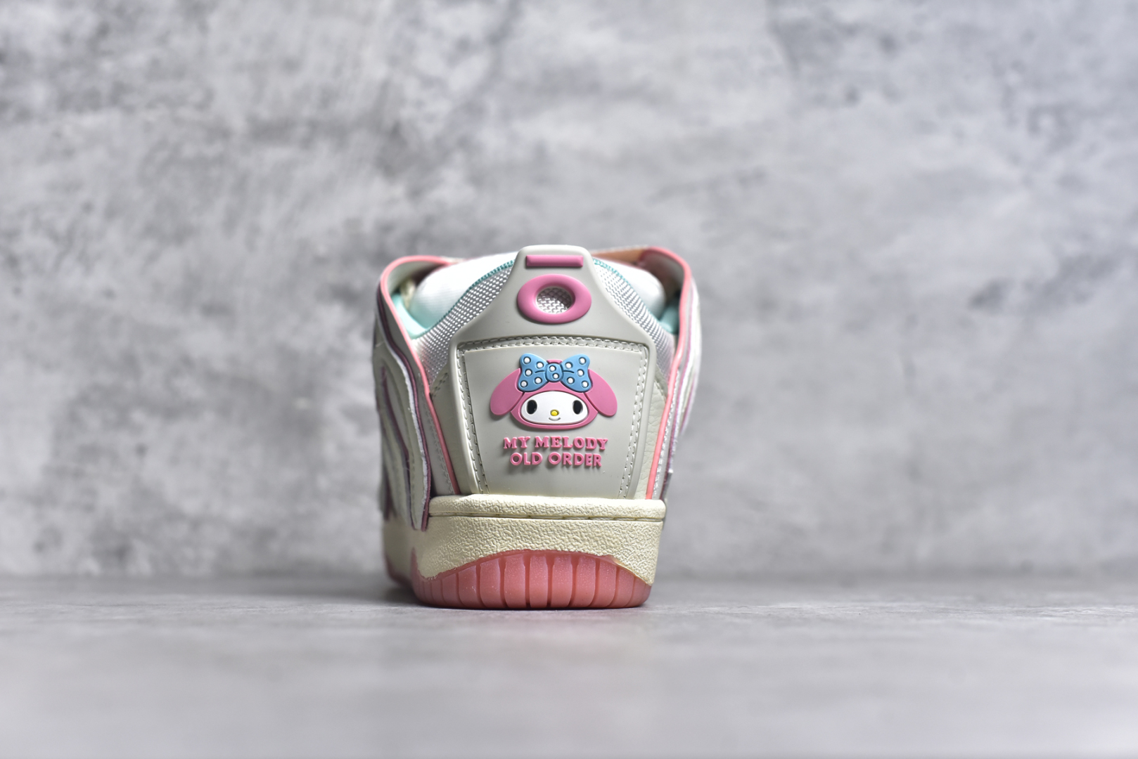 图片[5]-#OLD ORDER Skater 001 联名复古时尚滑板鞋面包鞋 复古滑板鞋 风格回潮 OLD ORDER 品牌推出了原创鞋款SKATER-001 一双兼具了运动与潮流复古属性的高品质球鞋 产品设计开发历时8个月 鞋底模具经历3次调整 鞋面打样经历5次调整 只为把高品质的产品状态带给各位 SKATER-001设计风格以上世纪80-90年代经典滑板鞋为灵感 将原汁原味的复古风格赋予全新的工艺质感 明亮活泼的设计风格 融入My Melody伙伴们的元素 多种面料和颜色的选择 赋予生生不息的潮流活力 独特附赠可拆卸卡通形象3D鞋面装饰 不止点缀 还有玩乐 以复古玩具为灵感打造的收藏鞋盒 与孩童时期的自己产生共鸣 创造难忘的开箱体验 尺码 36 37 38 39 40 41 42 43 44 45-选品中心