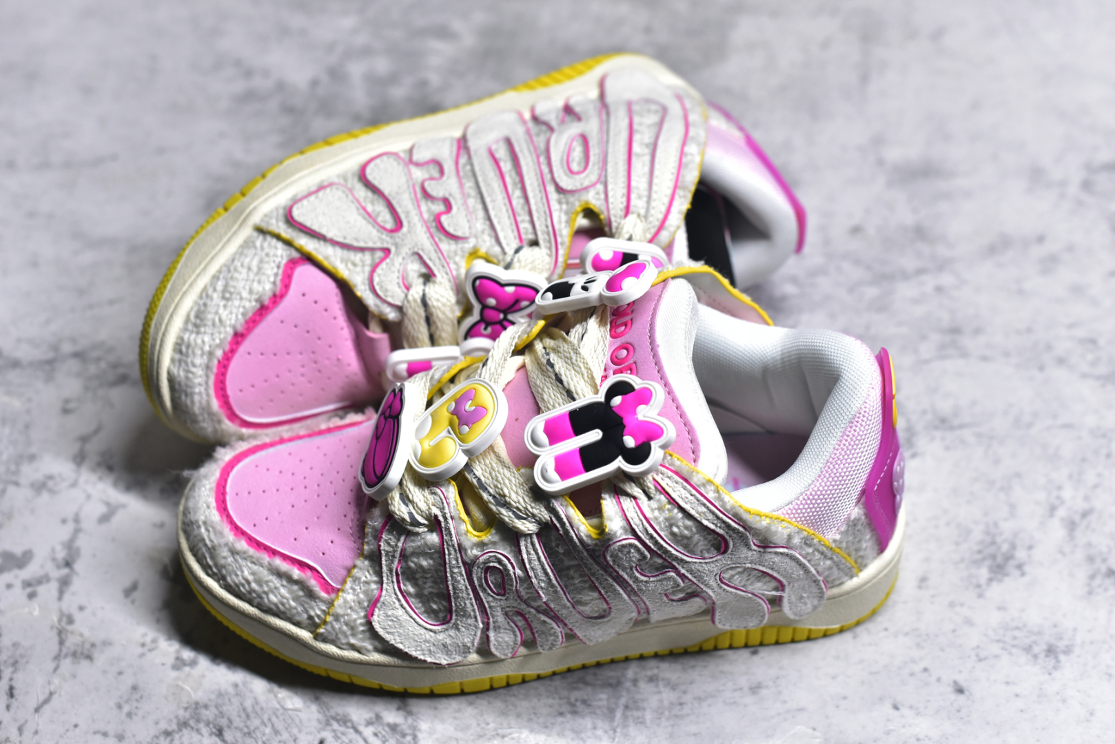 图片[7]-#OLD ORDER Skater 001 联名复古时尚滑板鞋面包鞋 复古滑板鞋 风格回潮 OLD ORDER 品牌推出了原创鞋款SKATER-001 一双兼具了运动与潮流复古属性的高品质球鞋 产品设计开发历时8个月 鞋底模具经历3次调整 鞋面打样经历5次调整 只为把高品质的产品状态带给各位 SKATER-001设计风格以上世纪80-90年代经典滑板鞋为灵感 将原汁原味的复古风格赋予全新的工艺质感 明亮活泼的设计风格 融入My Melody伙伴们的元素 多种面料和颜色的选择 赋予生生不息的潮流活力 独特附赠可拆卸卡通形象3D鞋面装饰 不止点缀 还有玩乐 以复古玩具为灵感打造的收藏鞋盒 与孩童时期的自己产生共鸣 创造难忘的开箱体验 尺码 36 37 38 39 40 41 42 43 44 45-选品中心