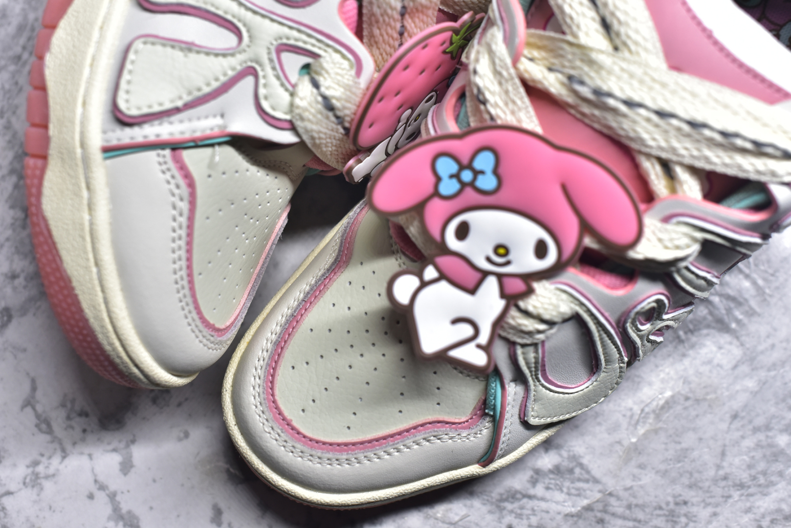 图片[8]-#OLD ORDER Skater 001 联名复古时尚滑板鞋面包鞋 复古滑板鞋 风格回潮 OLD ORDER 品牌推出了原创鞋款SKATER-001 一双兼具了运动与潮流复古属性的高品质球鞋 产品设计开发历时8个月 鞋底模具经历3次调整 鞋面打样经历5次调整 只为把高品质的产品状态带给各位 SKATER-001设计风格以上世纪80-90年代经典滑板鞋为灵感 将原汁原味的复古风格赋予全新的工艺质感 明亮活泼的设计风格 融入My Melody伙伴们的元素 多种面料和颜色的选择 赋予生生不息的潮流活力 独特附赠可拆卸卡通形象3D鞋面装饰 不止点缀 还有玩乐 以复古玩具为灵感打造的收藏鞋盒 与孩童时期的自己产生共鸣 创造难忘的开箱体验 尺码 36 37 38 39 40 41 42 43 44 45-选品中心