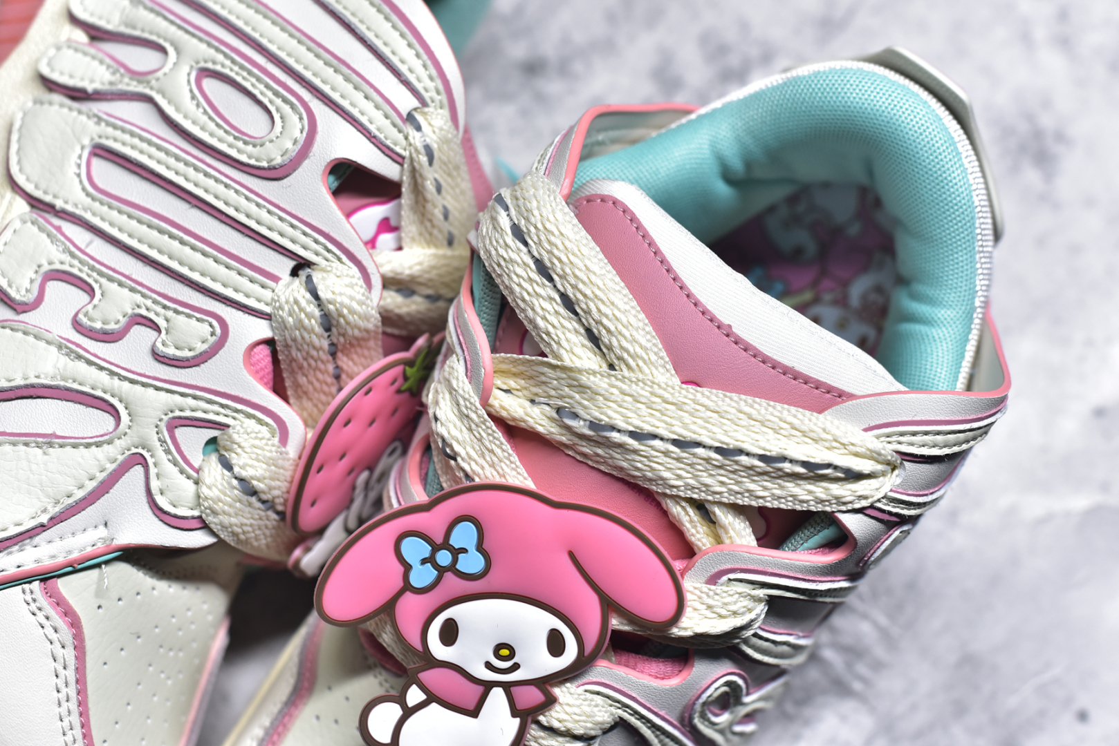 图片[9]-#OLD ORDER Skater 001 联名复古时尚滑板鞋面包鞋 复古滑板鞋 风格回潮 OLD ORDER 品牌推出了原创鞋款SKATER-001 一双兼具了运动与潮流复古属性的高品质球鞋 产品设计开发历时8个月 鞋底模具经历3次调整 鞋面打样经历5次调整 只为把高品质的产品状态带给各位 SKATER-001设计风格以上世纪80-90年代经典滑板鞋为灵感 将原汁原味的复古风格赋予全新的工艺质感 明亮活泼的设计风格 融入My Melody伙伴们的元素 多种面料和颜色的选择 赋予生生不息的潮流活力 独特附赠可拆卸卡通形象3D鞋面装饰 不止点缀 还有玩乐 以复古玩具为灵感打造的收藏鞋盒 与孩童时期的自己产生共鸣 创造难忘的开箱体验 尺码 36 37 38 39 40 41 42 43 44 45-选品中心