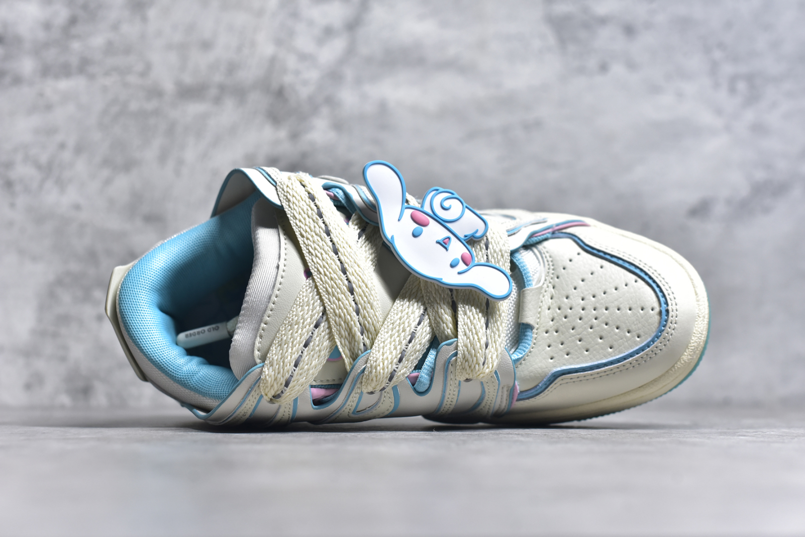 图片[4]-#OLD ORDER Skater 001 联名复古时尚滑板鞋面包鞋 复古滑板鞋 风格回潮 OLD ORDER 品牌推出了原创鞋款SKATER-001 一双兼具了运动与潮流复古属性的高品质球鞋 产品设计开发历时8个月 鞋底模具经历3次调整 鞋面打样经历5次调整 只为把高品质的产品状态带给各位 SKATER-001设计风格以上世纪80-90年代经典滑板鞋为灵感 将原汁原味的复古风格赋予全新的工艺质感 明亮活泼的设计风格 融入My Melody伙伴们的元素 多种面料和颜色的选择 赋予生生不息的潮流活力 独特附赠可拆卸卡通形象3D鞋面装饰 不止点缀 还有玩乐 以复古玩具为灵感打造的收藏鞋盒 与孩童时期的自己产生共鸣 创造难忘的开箱体验 尺码 36 37 38 39 40 41 42 43 44 45-选品中心