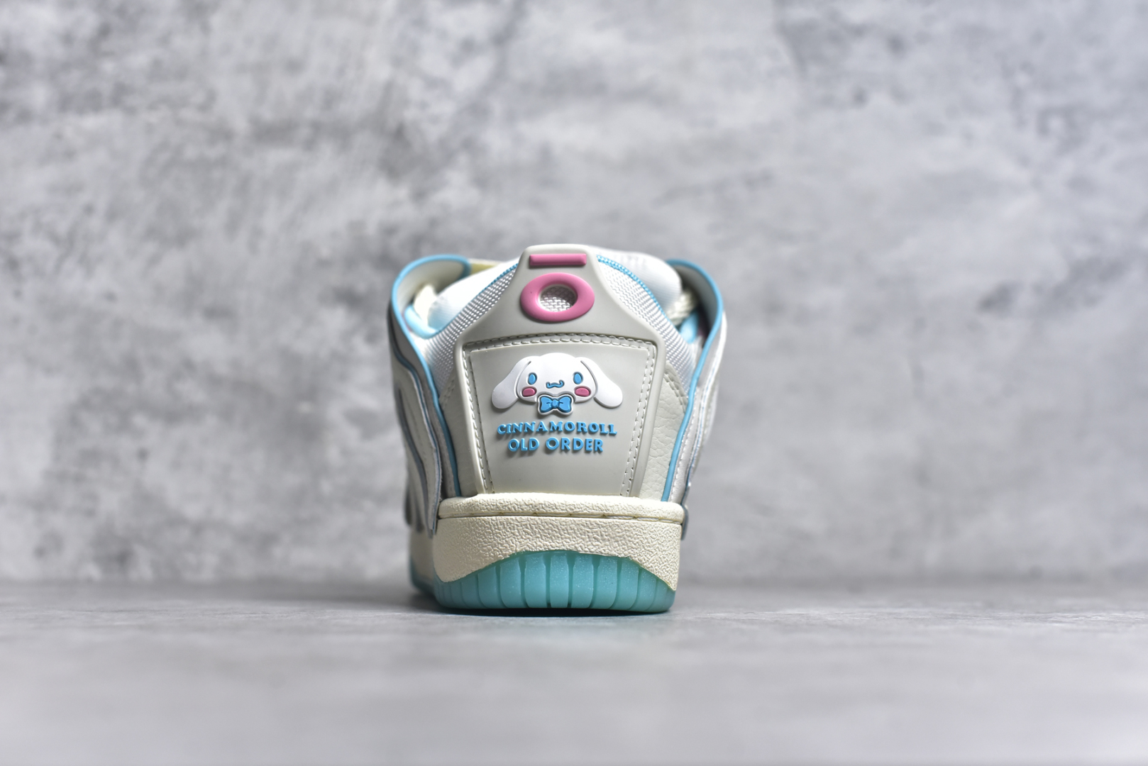 图片[5]-#OLD ORDER Skater 001 联名复古时尚滑板鞋面包鞋 复古滑板鞋 风格回潮 OLD ORDER 品牌推出了原创鞋款SKATER-001 一双兼具了运动与潮流复古属性的高品质球鞋 产品设计开发历时8个月 鞋底模具经历3次调整 鞋面打样经历5次调整 只为把高品质的产品状态带给各位 SKATER-001设计风格以上世纪80-90年代经典滑板鞋为灵感 将原汁原味的复古风格赋予全新的工艺质感 明亮活泼的设计风格 融入My Melody伙伴们的元素 多种面料和颜色的选择 赋予生生不息的潮流活力 独特附赠可拆卸卡通形象3D鞋面装饰 不止点缀 还有玩乐 以复古玩具为灵感打造的收藏鞋盒 与孩童时期的自己产生共鸣 创造难忘的开箱体验 尺码 36 37 38 39 40 41 42 43 44 45-选品中心