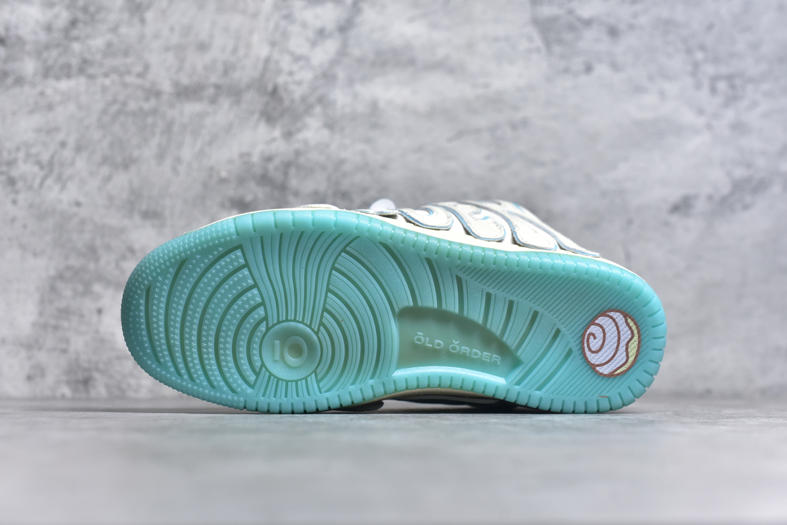 图片[6]-#OLD ORDER Skater 001 联名复古时尚滑板鞋面包鞋 复古滑板鞋 风格回潮 OLD ORDER 品牌推出了原创鞋款SKATER-001 一双兼具了运动与潮流复古属性的高品质球鞋 产品设计开发历时8个月 鞋底模具经历3次调整 鞋面打样经历5次调整 只为把高品质的产品状态带给各位 SKATER-001设计风格以上世纪80-90年代经典滑板鞋为灵感 将原汁原味的复古风格赋予全新的工艺质感 明亮活泼的设计风格 融入My Melody伙伴们的元素 多种面料和颜色的选择 赋予生生不息的潮流活力 独特附赠可拆卸卡通形象3D鞋面装饰 不止点缀 还有玩乐 以复古玩具为灵感打造的收藏鞋盒 与孩童时期的自己产生共鸣 创造难忘的开箱体验 尺码 36 37 38 39 40 41 42 43 44 45-选品中心
