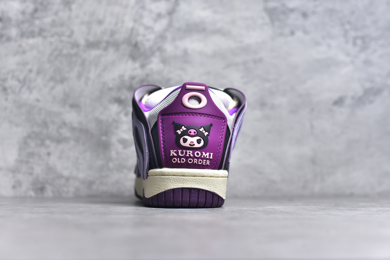 图片[5]-#OLD ORDER Skater 001 联名复古时尚滑板鞋面包鞋 复古滑板鞋 风格回潮 OLD ORDER 品牌推出了原创鞋款SKATER-001 一双兼具了运动与潮流复古属性的高品质球鞋 产品设计开发历时8个月 鞋底模具经历3次调整 鞋面打样经历5次调整 只为把高品质的产品状态带给各位 SKATER-001设计风格以上世纪80-90年代经典滑板鞋为灵感 将原汁原味的复古风格赋予全新的工艺质感 明亮活泼的设计风格 融入My Melody伙伴们的元素 多种面料和颜色的选择 赋予生生不息的潮流活力 独特附赠可拆卸卡通形象3D鞋面装饰 不止点缀 还有玩乐 以复古玩具为灵感打造的收藏鞋盒 与孩童时期的自己产生共鸣 创造难忘的开箱体验 尺码 36 37 38 39 40 41 42 43 44 45-选品中心