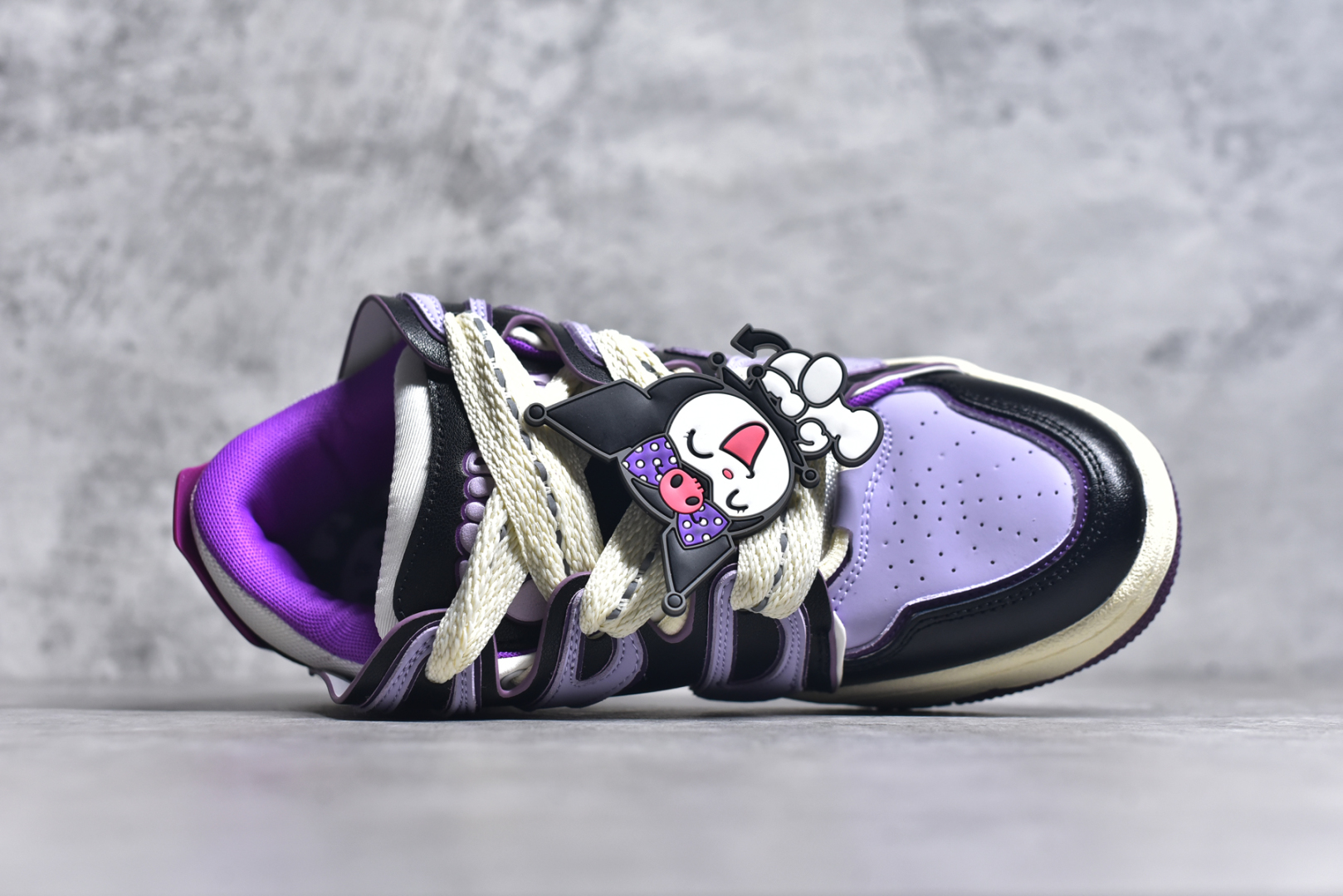 图片[4]-#OLD ORDER Skater 001 联名复古时尚滑板鞋面包鞋 复古滑板鞋 风格回潮 OLD ORDER 品牌推出了原创鞋款SKATER-001 一双兼具了运动与潮流复古属性的高品质球鞋 产品设计开发历时8个月 鞋底模具经历3次调整 鞋面打样经历5次调整 只为把高品质的产品状态带给各位 SKATER-001设计风格以上世纪80-90年代经典滑板鞋为灵感 将原汁原味的复古风格赋予全新的工艺质感 明亮活泼的设计风格 融入My Melody伙伴们的元素 多种面料和颜色的选择 赋予生生不息的潮流活力 独特附赠可拆卸卡通形象3D鞋面装饰 不止点缀 还有玩乐 以复古玩具为灵感打造的收藏鞋盒 与孩童时期的自己产生共鸣 创造难忘的开箱体验 尺码 36 37 38 39 40 41 42 43 44 45-选品中心