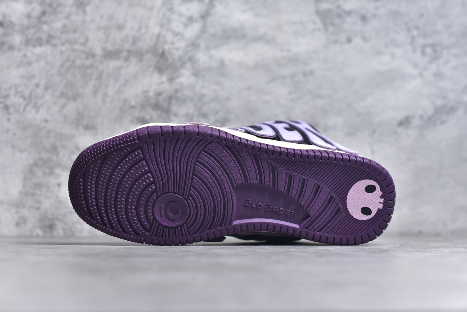 图片[6]-#OLD ORDER Skater 001 联名复古时尚滑板鞋面包鞋 复古滑板鞋 风格回潮 OLD ORDER 品牌推出了原创鞋款SKATER-001 一双兼具了运动与潮流复古属性的高品质球鞋 产品设计开发历时8个月 鞋底模具经历3次调整 鞋面打样经历5次调整 只为把高品质的产品状态带给各位 SKATER-001设计风格以上世纪80-90年代经典滑板鞋为灵感 将原汁原味的复古风格赋予全新的工艺质感 明亮活泼的设计风格 融入My Melody伙伴们的元素 多种面料和颜色的选择 赋予生生不息的潮流活力 独特附赠可拆卸卡通形象3D鞋面装饰 不止点缀 还有玩乐 以复古玩具为灵感打造的收藏鞋盒 与孩童时期的自己产生共鸣 创造难忘的开箱体验 尺码 36 37 38 39 40 41 42 43 44 45-选品中心