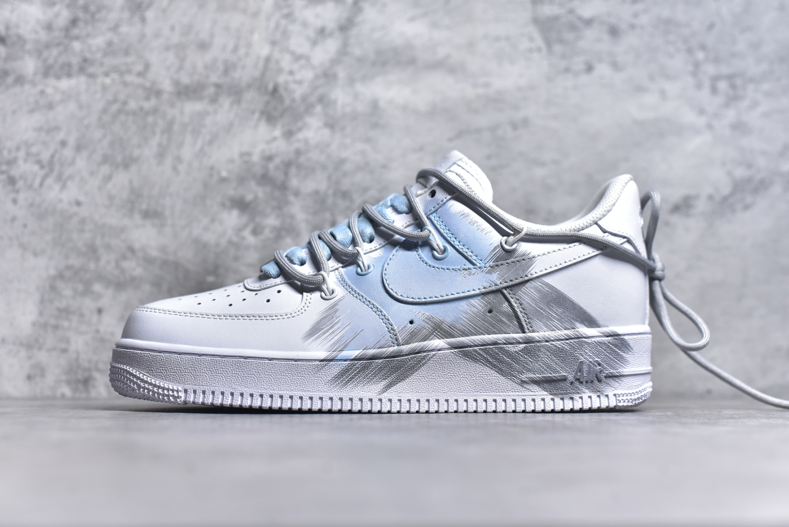 #Nk Air Force 1\’07 Low 蓝色风暴 空军一号低帮休闲板鞋 YY2024-626 #设计灵感来源于风暴，鞋身以灰蓝为主色调，象征风暴中天空的深邃与变幻，营造出强烈的视觉冲击力。通过纯手绘在鞋面上实现了类似刷漆的涂鸦效果，搭配解构风双鞋带，潮流属性表! 尺码：36 36.5 37.5 38 38.5 39 40 40.5 41 42 42.5 43 44 44.5 45-选品中心