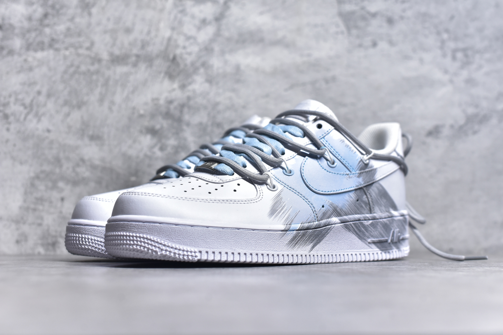 图片[2]-#Nk Air Force 1\’07 Low 蓝色风暴 空军一号低帮休闲板鞋 YY2024-626 #设计灵感来源于风暴，鞋身以灰蓝为主色调，象征风暴中天空的深邃与变幻，营造出强烈的视觉冲击力。通过纯手绘在鞋面上实现了类似刷漆的涂鸦效果，搭配解构风双鞋带，潮流属性表! 尺码：36 36.5 37.5 38 38.5 39 40 40.5 41 42 42.5 43 44 44.5 45-选品中心