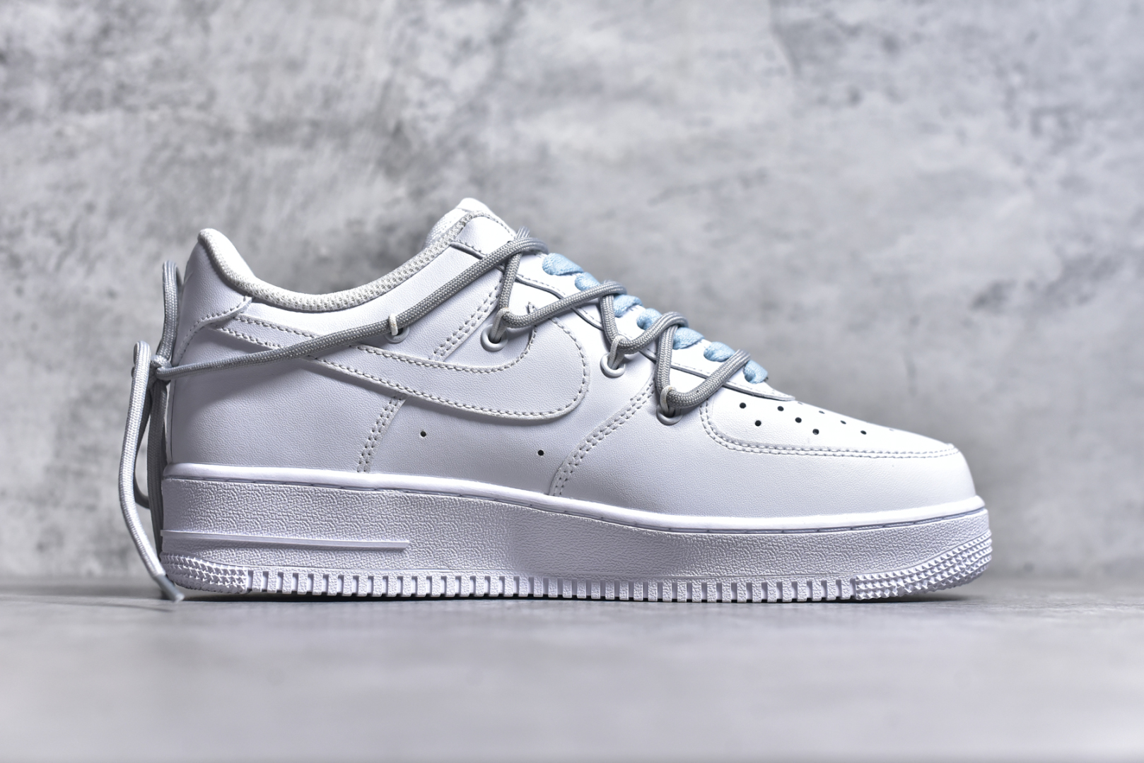 图片[3]-#Nk Air Force 1\’07 Low 蓝色风暴 空军一号低帮休闲板鞋 YY2024-626 #设计灵感来源于风暴，鞋身以灰蓝为主色调，象征风暴中天空的深邃与变幻，营造出强烈的视觉冲击力。通过纯手绘在鞋面上实现了类似刷漆的涂鸦效果，搭配解构风双鞋带，潮流属性表! 尺码：36 36.5 37.5 38 38.5 39 40 40.5 41 42 42.5 43 44 44.5 45-选品中心