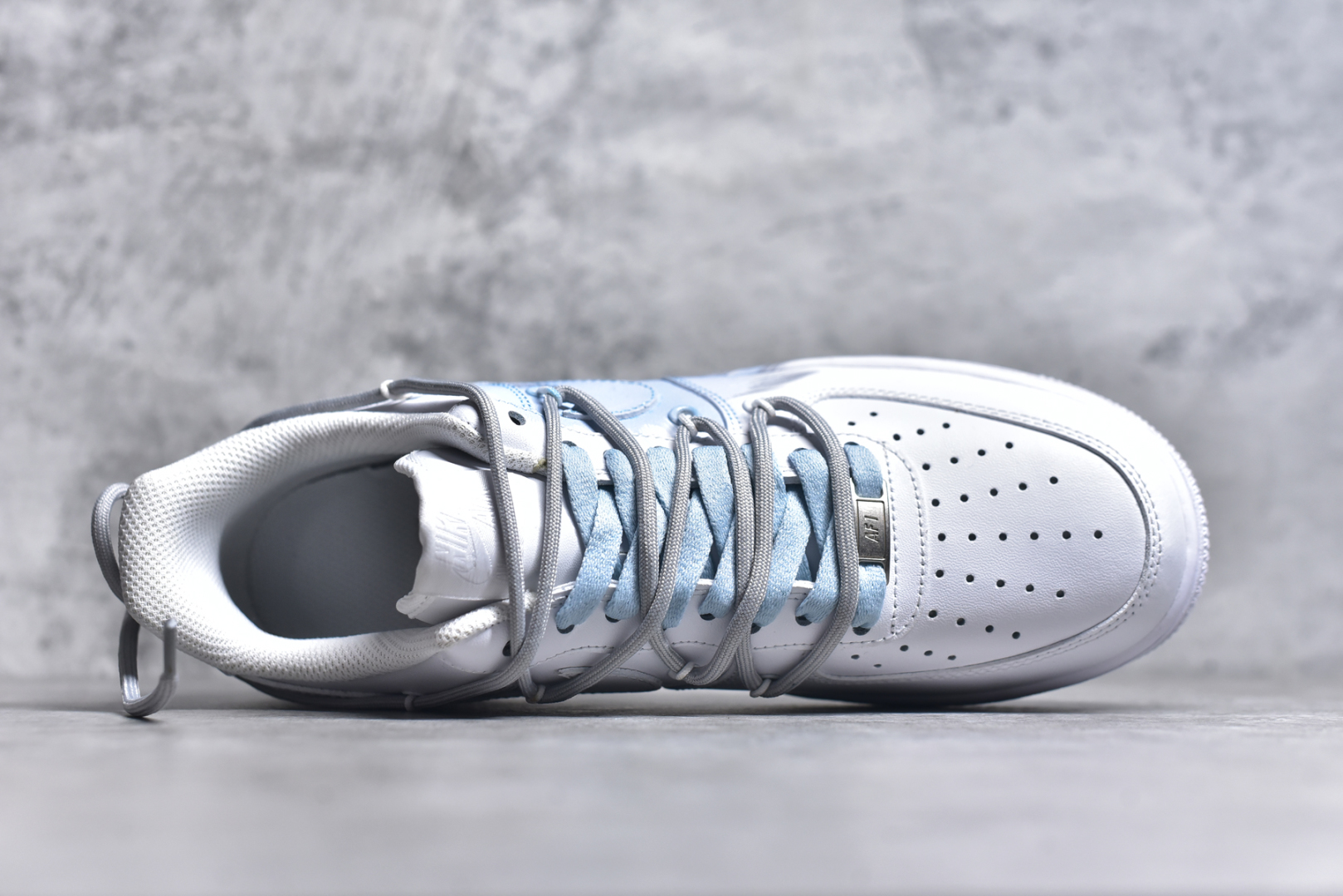图片[4]-#Nk Air Force 1\’07 Low 蓝色风暴 空军一号低帮休闲板鞋 YY2024-626 #设计灵感来源于风暴，鞋身以灰蓝为主色调，象征风暴中天空的深邃与变幻，营造出强烈的视觉冲击力。通过纯手绘在鞋面上实现了类似刷漆的涂鸦效果，搭配解构风双鞋带，潮流属性表! 尺码：36 36.5 37.5 38 38.5 39 40 40.5 41 42 42.5 43 44 44.5 45-选品中心