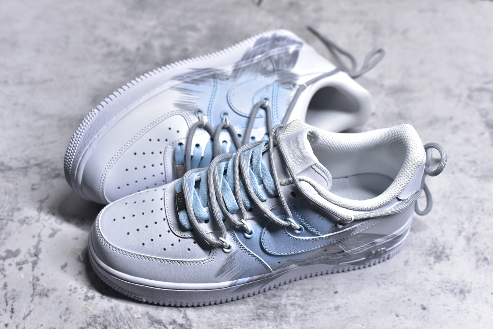 图片[7]-#Nk Air Force 1\’07 Low 蓝色风暴 空军一号低帮休闲板鞋 YY2024-626 #设计灵感来源于风暴，鞋身以灰蓝为主色调，象征风暴中天空的深邃与变幻，营造出强烈的视觉冲击力。通过纯手绘在鞋面上实现了类似刷漆的涂鸦效果，搭配解构风双鞋带，潮流属性表! 尺码：36 36.5 37.5 38 38.5 39 40 40.5 41 42 42.5 43 44 44.5 45-选品中心