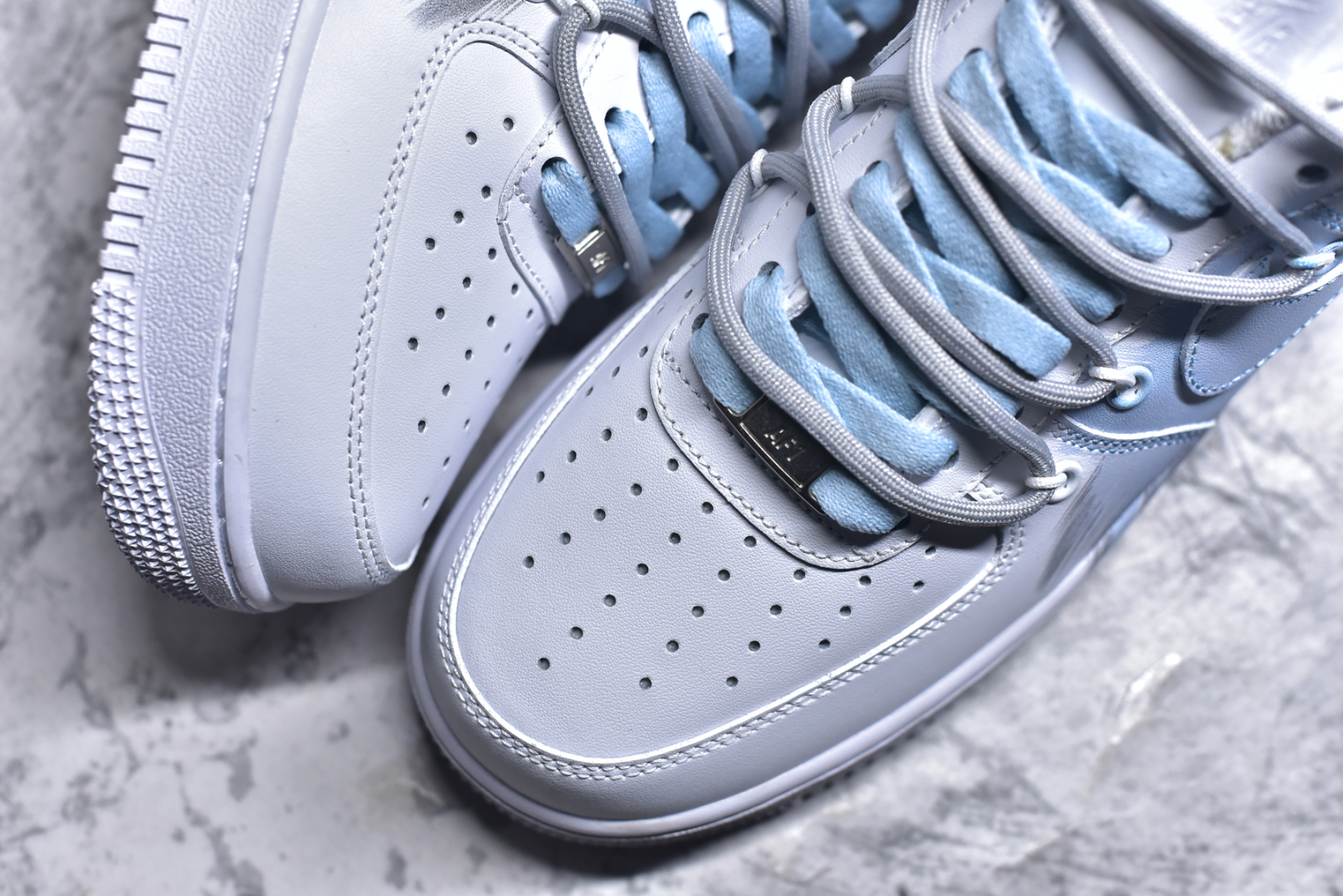 图片[8]-#Nk Air Force 1\’07 Low 蓝色风暴 空军一号低帮休闲板鞋 YY2024-626 #设计灵感来源于风暴，鞋身以灰蓝为主色调，象征风暴中天空的深邃与变幻，营造出强烈的视觉冲击力。通过纯手绘在鞋面上实现了类似刷漆的涂鸦效果，搭配解构风双鞋带，潮流属性表! 尺码：36 36.5 37.5 38 38.5 39 40 40.5 41 42 42.5 43 44 44.5 45-选品中心