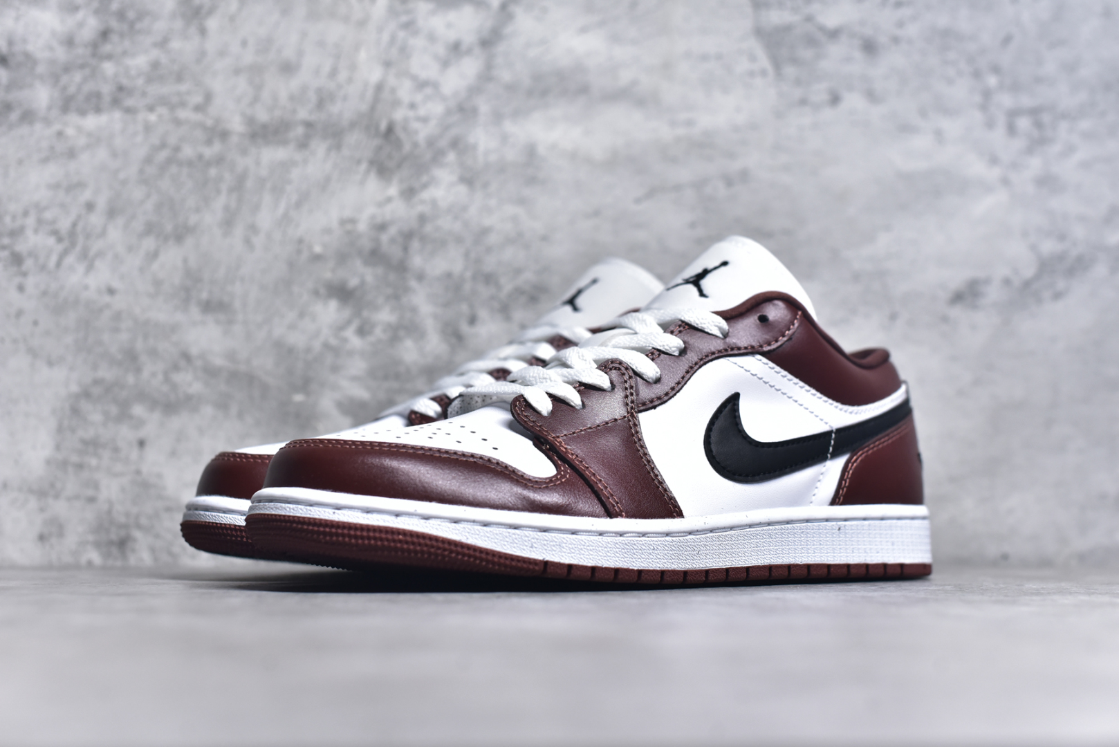 图片[2]-# Air Jordan AJ1 Low 低帮 酒红白 HF3148-102 全新流水线出品 DT版本唯一平替选择 市场第二梯队最强版 全部原鞋开发 原楦原纸板开发 全鞋电脑针车 原厂内置全掌气垫 原盒内在原标 唯一Zp原版鞋带绑法 免检产品 全新2022版型 全头层皮料 完美零毛边处理 原厂配置全掌气垫 价格定位良心 几十个配色陆续出货 尺码：36 36.5 37.5 38 38.5 39 40 40.5 41 42 42.5 43 44 44.5 45 46 47.5-选品中心