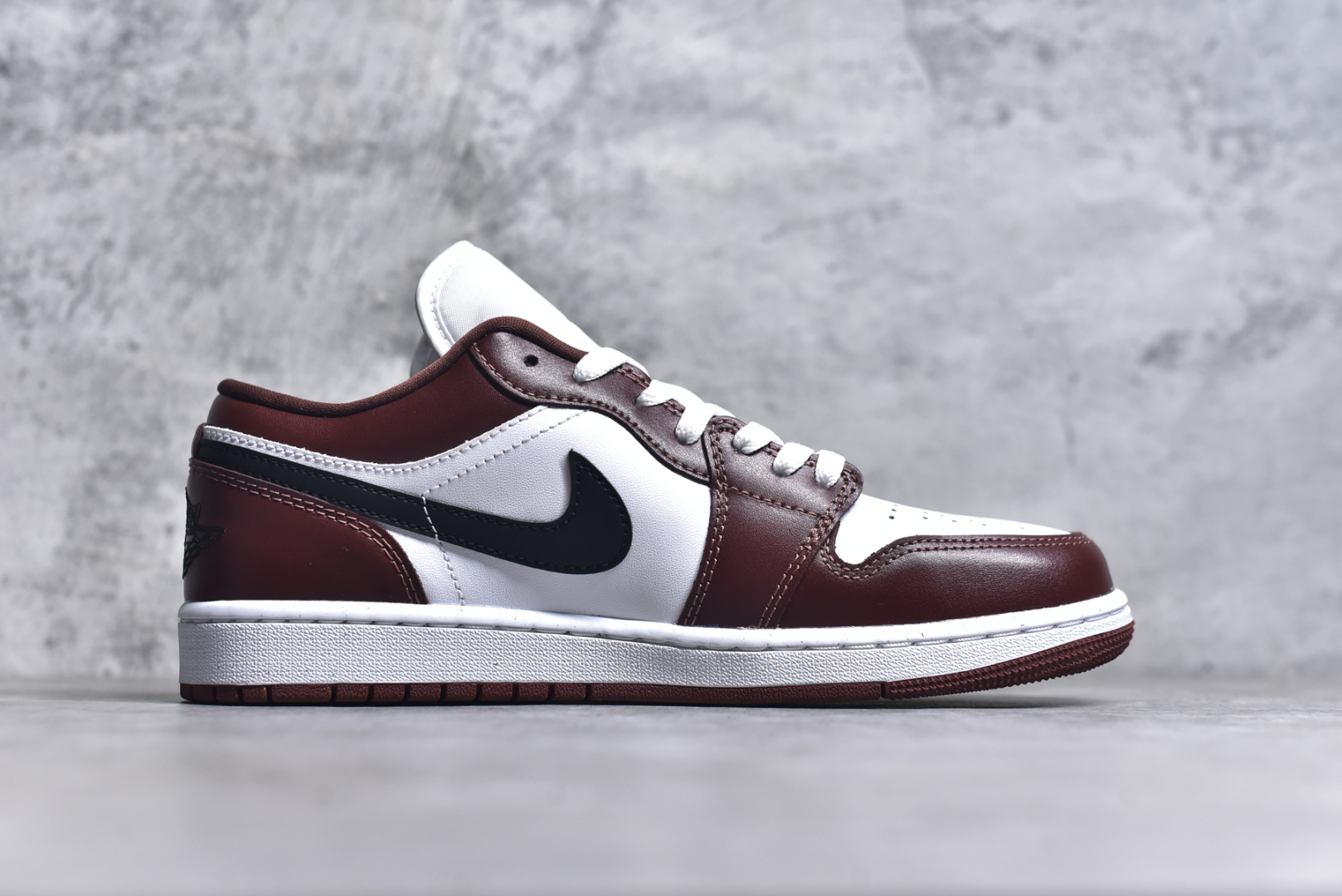 图片[3]-# Air Jordan AJ1 Low 低帮 酒红白 HF3148-102 全新流水线出品 DT版本唯一平替选择 市场第二梯队最强版 全部原鞋开发 原楦原纸板开发 全鞋电脑针车 原厂内置全掌气垫 原盒内在原标 唯一Zp原版鞋带绑法 免检产品 全新2022版型 全头层皮料 完美零毛边处理 原厂配置全掌气垫 价格定位良心 几十个配色陆续出货 尺码：36 36.5 37.5 38 38.5 39 40 40.5 41 42 42.5 43 44 44.5 45 46 47.5-选品中心