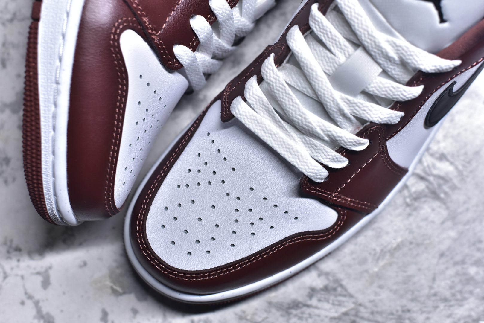 图片[8]-# Air Jordan AJ1 Low 低帮 酒红白 HF3148-102 全新流水线出品 DT版本唯一平替选择 市场第二梯队最强版 全部原鞋开发 原楦原纸板开发 全鞋电脑针车 原厂内置全掌气垫 原盒内在原标 唯一Zp原版鞋带绑法 免检产品 全新2022版型 全头层皮料 完美零毛边处理 原厂配置全掌气垫 价格定位良心 几十个配色陆续出货 尺码：36 36.5 37.5 38 38.5 39 40 40.5 41 42 42.5 43 44 44.5 45 46 47.5-选品中心